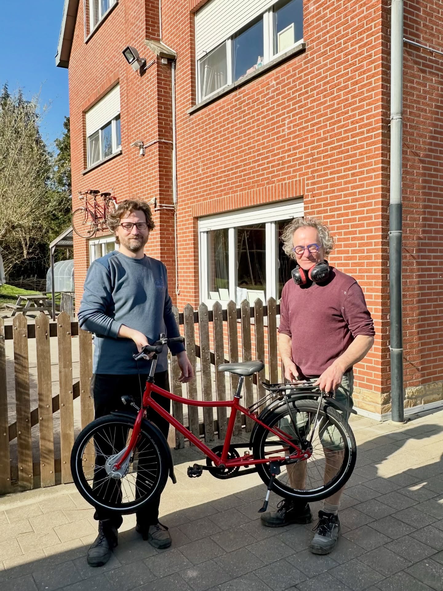 5 handgemaakte kinderfietsen kregen een speciale bestemming. We schonken ze aan @vzwsporen, een Leuvense organisatie die fantastisch werk doet voor kwetsbare jongeren en gezinnen. Mobiliteit en een betrouwbare fiets zijn vaak een belangrijke stap naar meer vrijheid en zelfstandigheid. Wij blij dat onze creaties daaraan kunnen bijdragen 😊