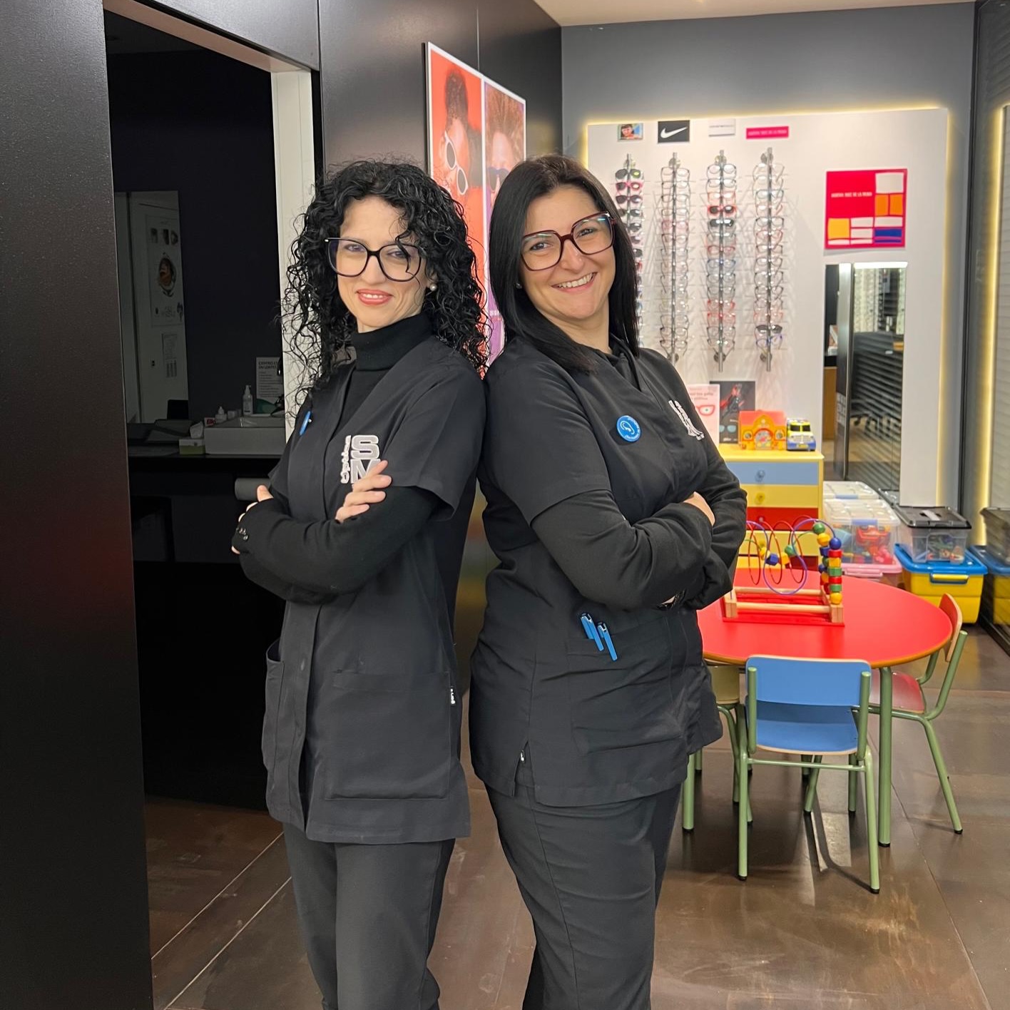 💜 Hoy celebramos el Día Internacional de la Mujer.
En Óptica San Mateo tenemos la suerte de contar con un equipo donde muchas de las personas que atienden, asesoran y cuidan la visión de nuestros pacientes son mujeres.
Su profesionalidad, su sensibilidad y su compromiso forman parte de lo que somos como equipo.
Hoy queremos reconocer su trabajo y agradecer todo lo que aportan cada día.