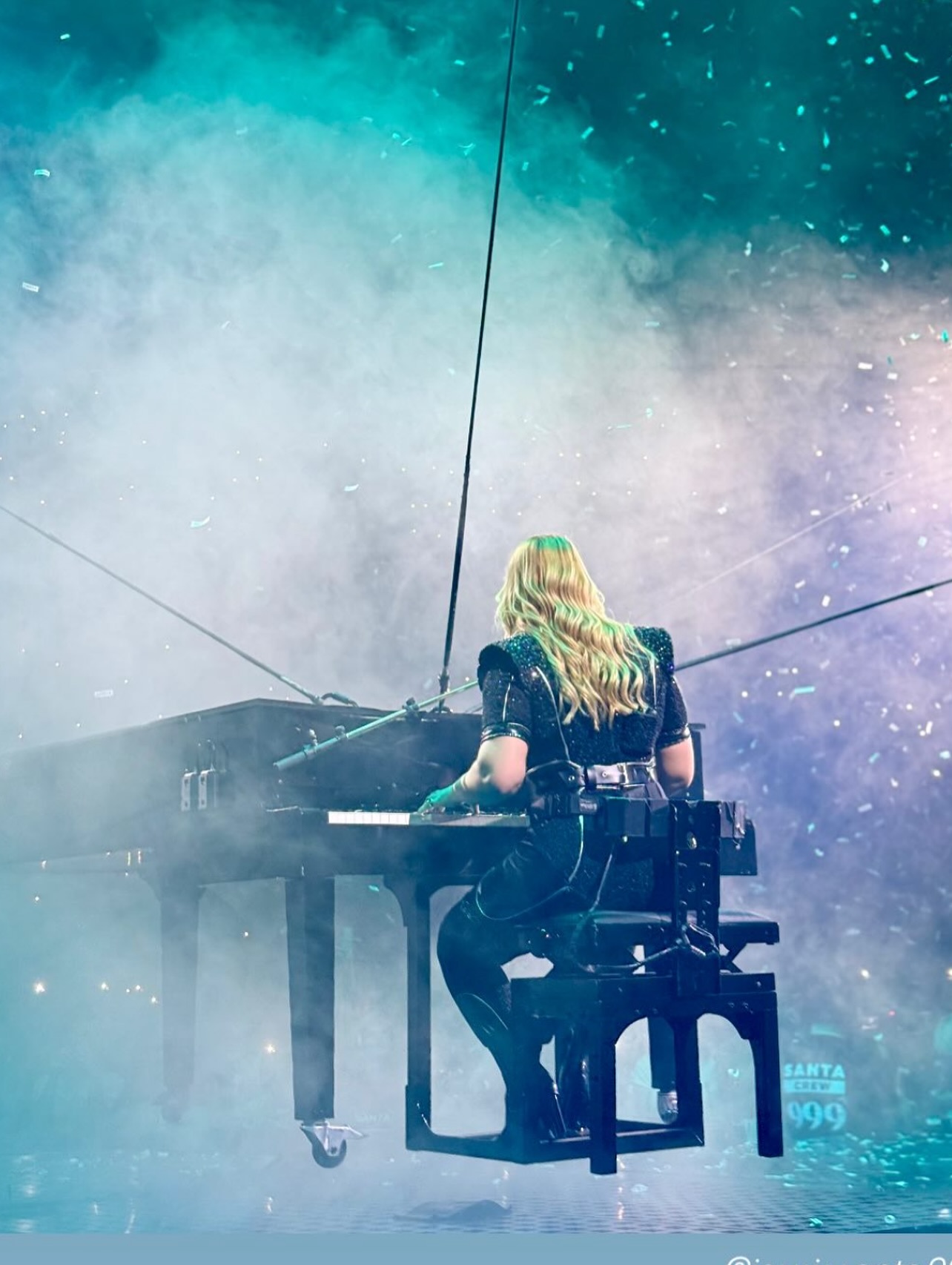 Toute nouveau look pour la tournée de la belle @jesuissanta999 ✨❤️ portant une combinaison en lycra texturé lurex et simili cuir ajusté, avec des épaules structuré couvert de strass en verre et cristal ✨
.
Thanks to the best team ever @paulinefact @greg.ludovic @lafilleducolonel @juniorrodriguez @kid_sophie_ @labigbertha.paris @decibelsprod for the kindness and professionalism ❤️
.
📸 by @santa_concertpics
.
Thanks to my team @max_ime_pct @isajane70
#fashion #santa #concert #stage #popcornsalé #romaintheveninparis #design