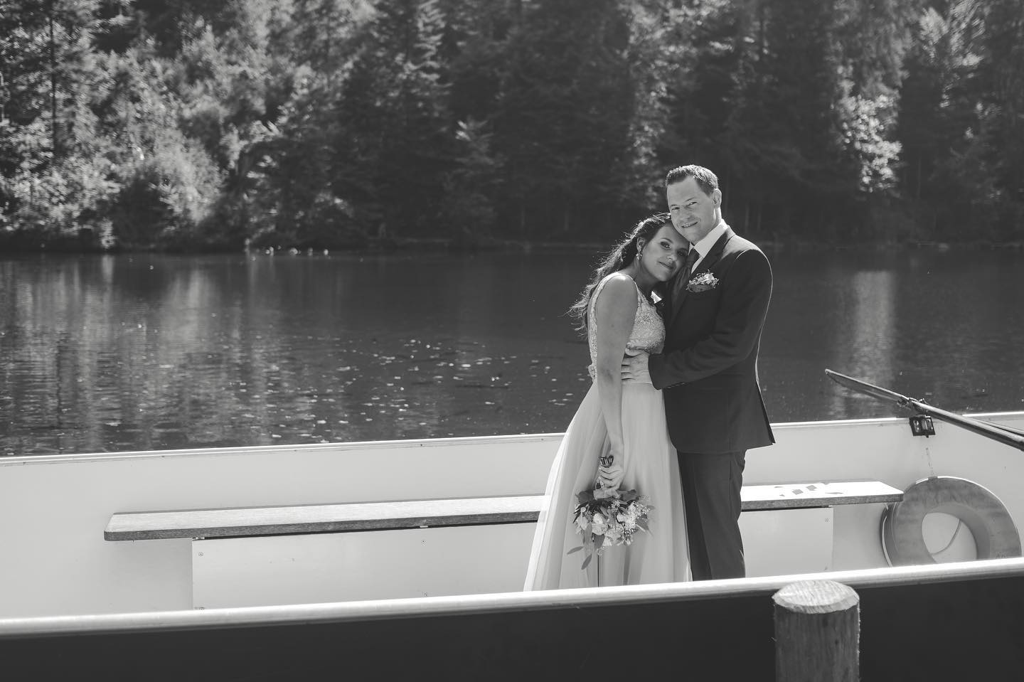 Obwohl dieses Bild am wundeschön tiefblaugefärbten Blausee entstand, so musste ich es in schwarz/weiss einfärben.
Swipe nach rechts für die Farbversion.
Welches gefällt dir besser?
👰 @samaguas
🤵 @swenthomet
💒 @blausee.ch
💄 @isabelle.hair.and.makeup
💐 @blumenwelt_taeuffelen
#minaartphotography #fujixt3 #wedding #hochzeit #hochzeitsfotografinbern #hochzeitsfotografie #blausee #hochzeitamblausee #coronahochzeit #standesamtblausee #schwarzweissfotografie #farbigistauchschön