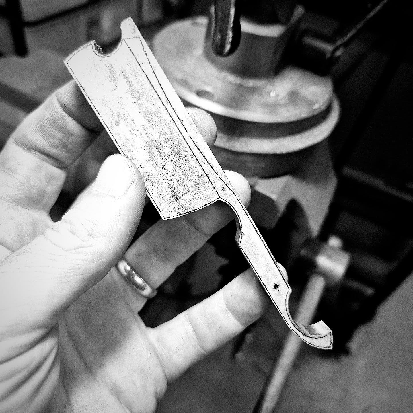 It's been a minute since my last build. Im excited to have made a start on this new razor.
#boxercustomrazors #customstraightrazor #straightrazor #razor #artknife luxury handmade bespoke boystoys art sculpture wetshaving shaving shaveoftheday
