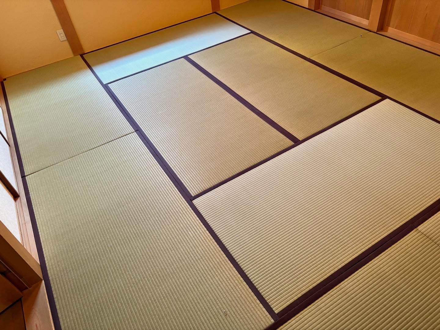 ご紹介でご縁をいただいたお客様の3期工事、表替え10畳・床の間畳張替え6尺と12尺・風鎮置きミニ畳を納品させていただきました。
12尺の床の間畳は立派で重たく、息子(四代目)と2人で慎重に納めてまいりました。
床の間畳(手縫い仕上げ)材料
表➖赤龍鬢 大目
縁➖紋縁 茶金七宝
#和室リフォーム
#床の間
#名東区畳
#天白区畳
#日進市畳
〜畳〜襖〜障子〜網戸〜張替え
名古屋市 名東区 高間町
丸孝畳店 マルタカタタミテン
☎️052-701-6960
名東区 千種区 天白区 守山区
昭和区 瑞穂区 日進市 長久手市
東郷町 瀬戸市