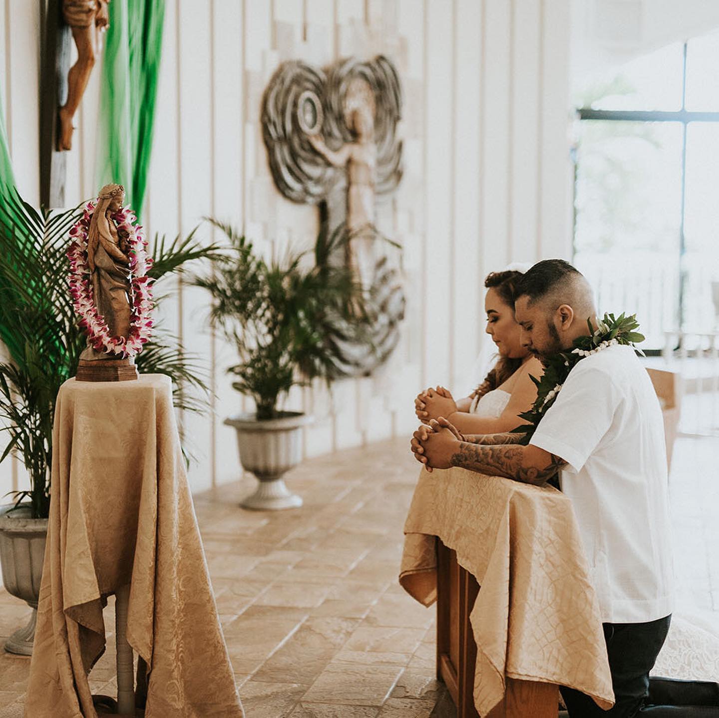 Happy Thanksgiving! 🍂 This year may seem unpredictable and challenging but we are SO grateful for our family, friends, fellow vendors and clients who have stayed by our side.
Thank you to everyone who has trusted us with their wedding day even if it meant making it more intimate or postponing. Thank you to @dreamfxmedia for making this virtual minimony possible for the Orozcos and providing such a high quality live-steam for their many guests who were from outer island and the mainland (swipe to see the quality!)
Fr. Marty shared a great reminder, “Do not let a pandemic stop you from celebrating your love. Because a wedding is just a day, but a marriage is a lifetime.”
This holiday season let’s stay vigilant and celebrate safely so that we can continue to enjoy life’s special moments together happily & healthily ever after.
Venue: The Mystical Rose Oratory
Photography: @rianonstephens
Videography/Livestream: @dreamfxmedia
Florist: @pattysfloraldesigns
Hair & Make-up: @makeupbymomz
Coordination: @lilikoi.lane
To learn more about having a hybrid virtual wedding check out @jessikalynorozco’s Sunday Morning blog post.