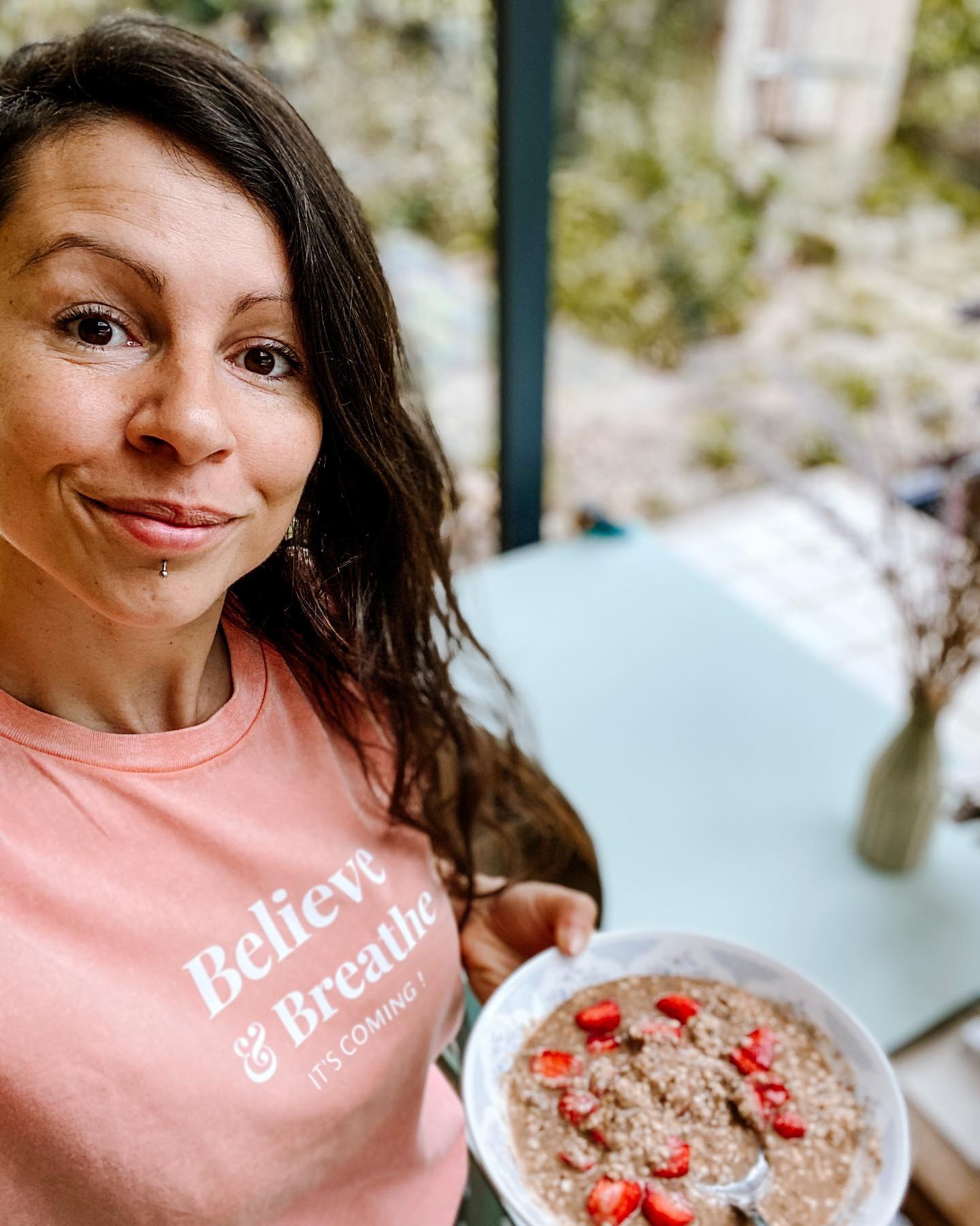 Mon petit dèj’ coup de foudre du jour 🤩🤩😍 pour faire un bon entraînement de ce matin, comme la plupart des entrepreneurs, j’ai pas énormément de temps pour petit-déjeuner. J’avoue que c’est un gain de temps énorme quand je suis en phase de jeûne intermittent 🤣
.
Donc si je déjeune, ça doit être délicieux, rapide et équilibré. Et parfois je n’ai même pas envie de commencer à cuire un œuf, ouvrir un avocat etc … y a des jours oui, et il y en a d’autres où j’aimerais un buffet conçu pour moi par quelqu’un 🙈😅
.
Du coup hier j’ai acheté quelques produits chez @iswari_france dont l’avoine /porridge saveur banane-cacahuète, et j’ai KiFFÉ, grosse surprise en terme de saveur ! (Je ne les connaissais pas jusqu’à hier)
.
Franchement, c’est un délice. J’en ai déjà goûté plein ailleurs d’autres marques , avec la sensation de manger une bouillie pour chien 🤪 tandis que celui-ci, la texture est top, y a un petit aspect croquant dedans, il est nourrissant mais léger aussi et en terme d’apports macro nutriments c’est tip top.
.
De quoi avoir un bon carburant avec le plaisir.
Voilà c’est tout, je voulais vous faire découvrir cette pépite pour les sportifs pressés : ah oui, bon à savoir, c’est BIO et VÉGANE 👍👍♥️♥️
.
Tu déjeune quoi le matin ?
Est-ce que tu sais si ton petit dèj’ soutient ton entraînement, ton programme, tes besoins nutri ? Est-ce que tu te demandes si tes repas ne sont pas en train de bousiller tous tes efforts sportifs ?
.
Dis-moi en commentaire, on pourra checker si tes assiettes te soutiennent ou détruisent tes bonnes intentions de retrouver la forme 🥳
.
#petitdejeuner #recettefitness #fitnessfood #coachfitness #recettevegan #fitnessalamaison
