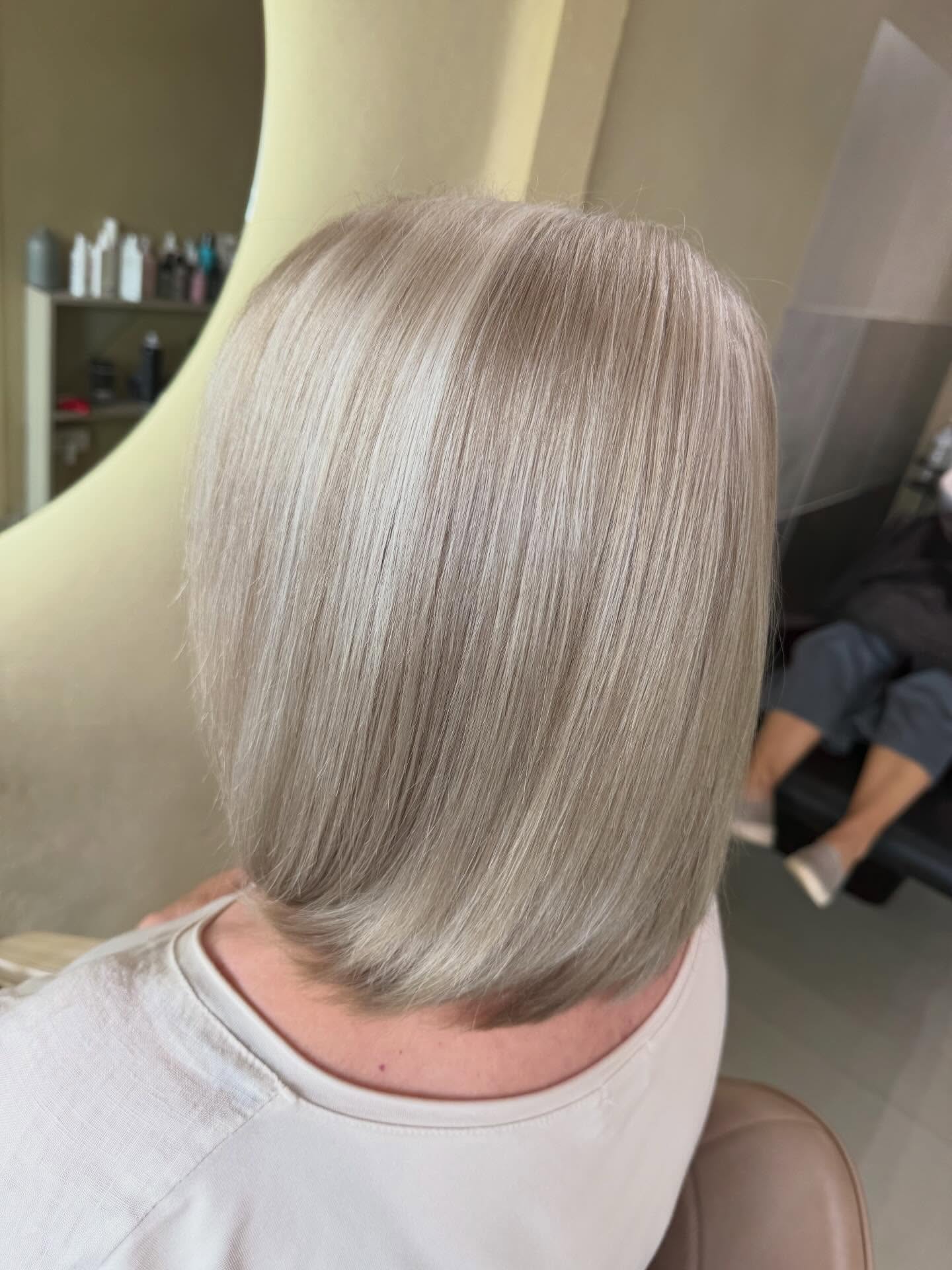 Who doesn’t love a grey blend!
At Yuduyu We Do 🫶🏼🫶🏼🫶🏼😁🤍🩶
Check online (link in Bio) for availability or DM us to have a chat about what you might be needing for your hair now that we’re through the heat of summer 🌺
#yuduyu #waihekehairsalon #greyblending #aucklandhairsalon #healthyhair
