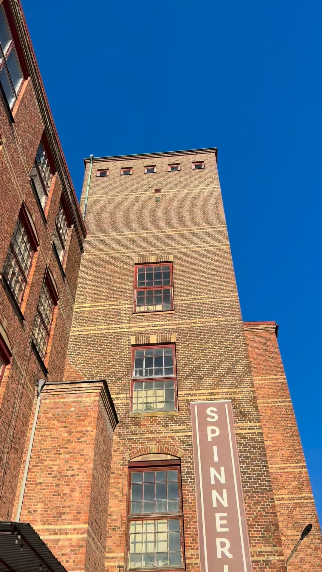 Våren är här och dagarna är ljusare!
Här på spinneriet kommer allt fler vårartiklar in, exempelvis konstblommor som är väldigt populärt!
Ta en sväng förbi nu i helgen och kika i alla fina butiker, stanna på en lunch och en fika ☀️
#smultronställe #spinnerietilindome #unikabutiker #utflyktstips #göteborg