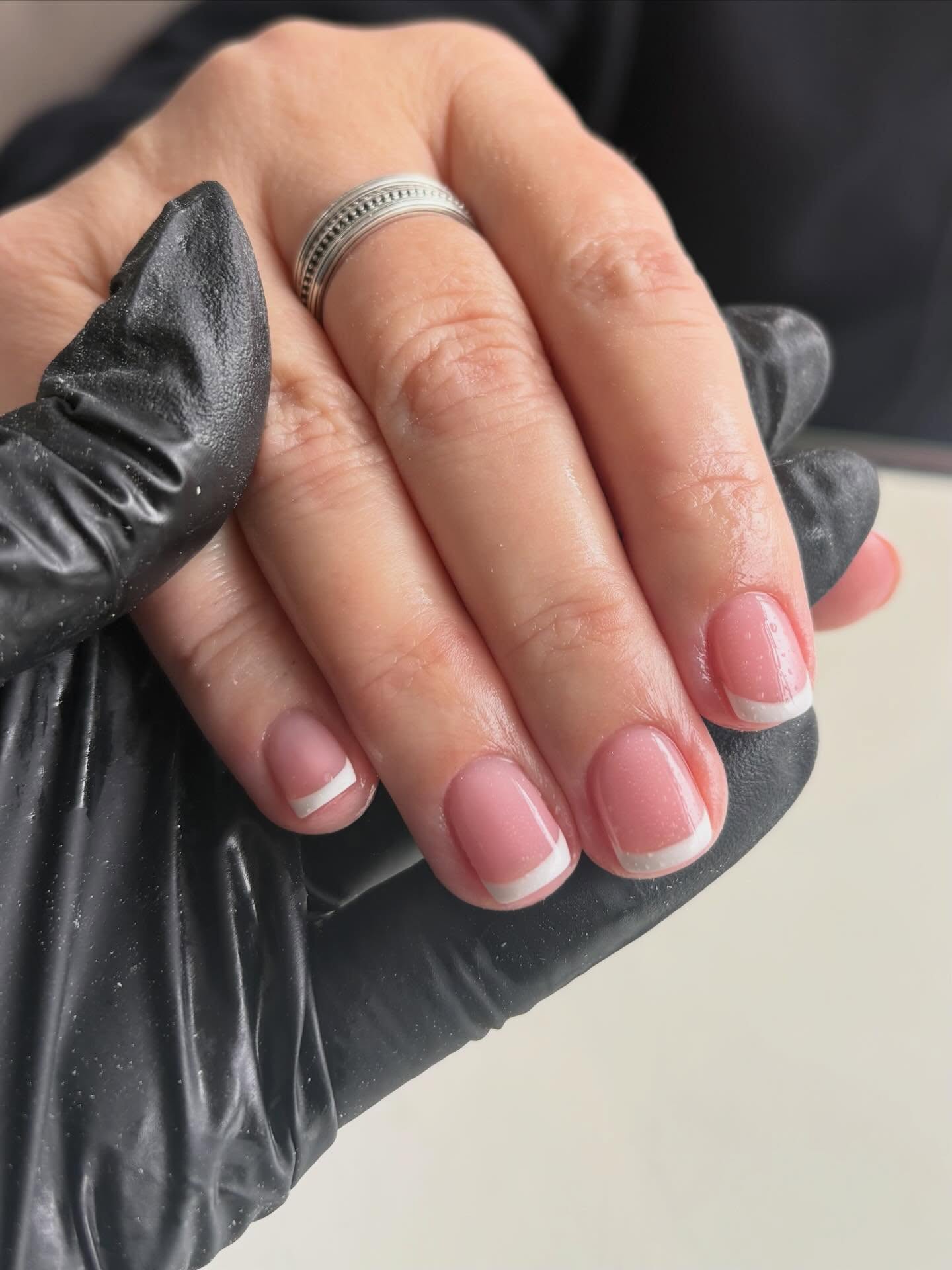French 🩷
(Featuring droplets of cuticle oil on super glossy top coat!)
@twenty.pro.official Audrey
#walsall #walsallnails #twentypro #twentyproaudrey #frenchmanicure