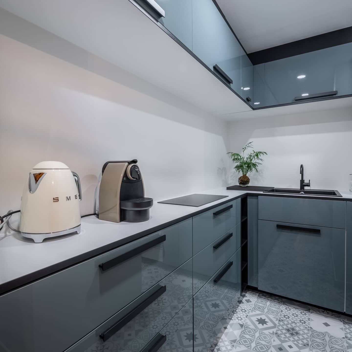 Montage et pose d'une cuisine Ikea.
Création d'une niche.
Le rendu est classe, très moderne 👌
#cuisine #ikea #bois #design
#moderne #airbnb #decorationinterieur
#deco #decoration #kallarp #menuisier
#agencement #niche #smeg #gris
#ebeniste #madeinfrance🇫🇷