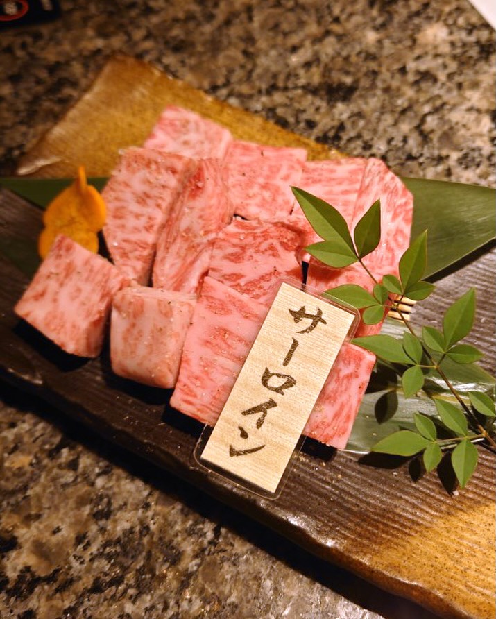 あみ焼きで引き出す、和牛の極上の旨み。
極上サーロインステーキ
一口で違いがわかる贅沢な味わいです。
単品はもちろん、
コースなら
・ステーキコース
・予約限定 特選コース
でお楽しみいただけます✨
#焼肉 #高級焼肉
#大人の贅沢
#札幌グルメ
#すすきの焼肉