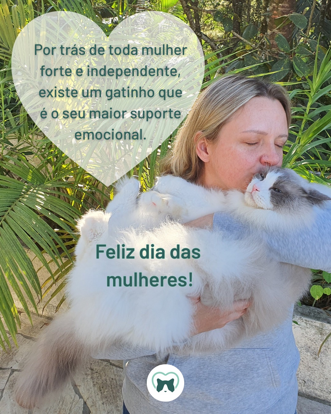 Por trás de toda mulher forte e independente, existe um gatinho que é o seu maior suporte emocional.
Feliz Dia Internacional da Mulher! 💚