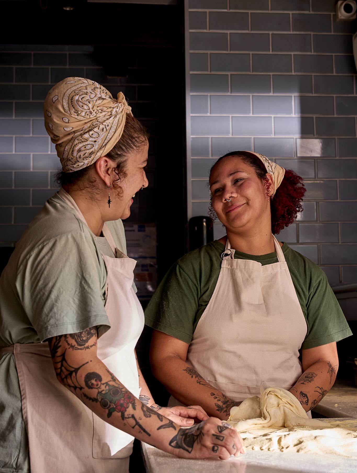 Hoje celebramos o Dia Internacional da Mulher, uma data que vai além da comemoração — é também um momento de reconhecer histórias, trajetórias e a força transformadora das mulheres em todos os espaços da sociedade.
Na gastronomia, nas artes, na ciência, nos negócios e em tantos outros caminhos, mulheres seguem abrindo portas, criando oportunidades e inspirando novas gerações com talento, sensibilidade e determinação.
Que este dia seja um lembrete da importância de valorizar, apoiar e ampliar as vozes femininas todos os dias. Que o respeito, a igualdade e as oportunidades continuem crescendo, dentro e fora das cozinhas, nas empresas, nas casas e nas ruas.
Hoje celebramos cada conquista e cada história.
Parabéns a todas as mulheres pelo seu dia.