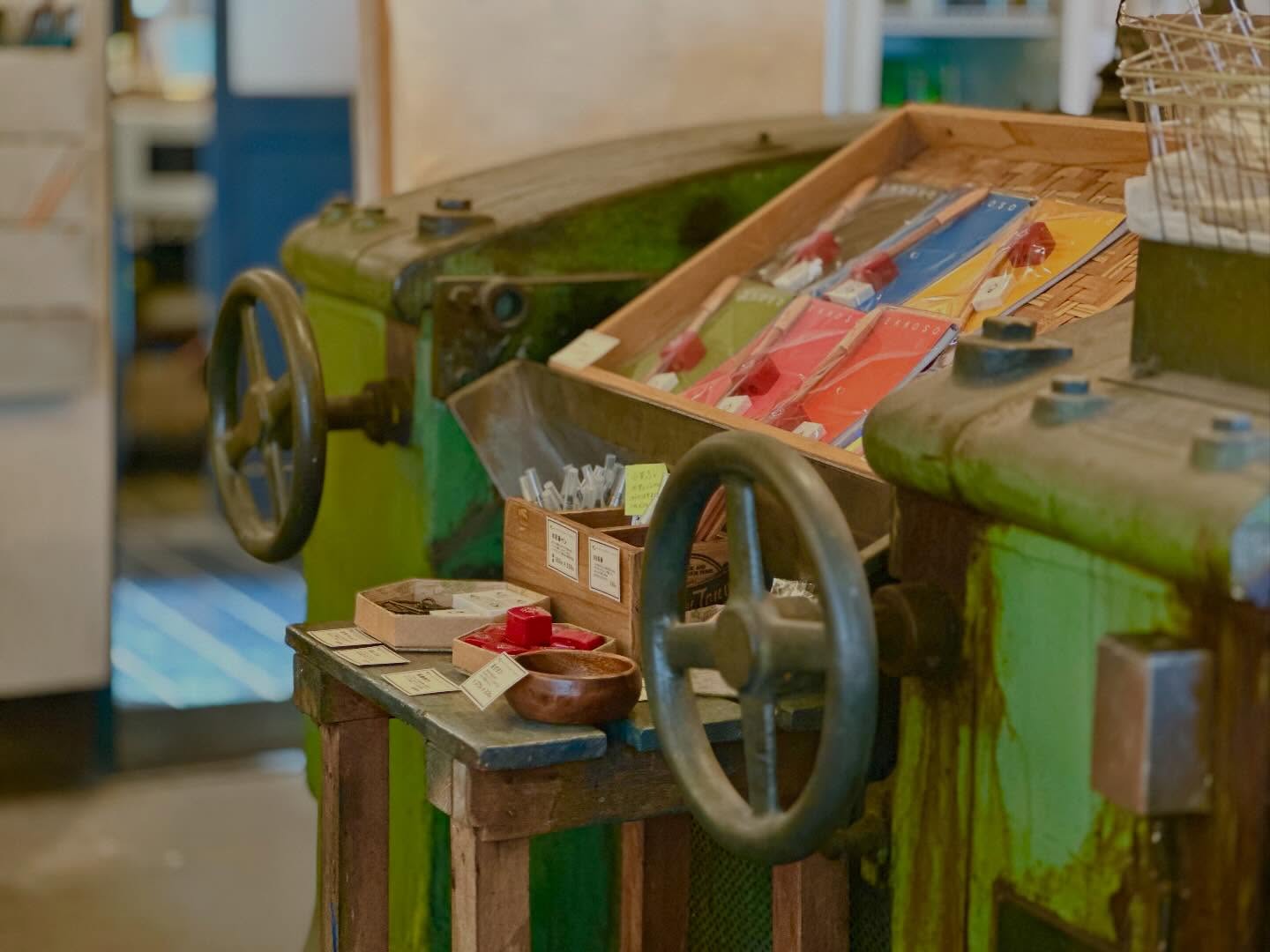 
〜GEKKOSO OUTLET〜
月光荘画材店で「三日月」と呼ばれている訳あり品やサンプル品、廃番品を、月光荘アウトレットとして工場価格にて販売しています。
満月じゃなくても、三日月の明るさもいいものです。
ーーーーーーーーーーー
〜月光荘ファルベ 生演奏の夕べ🎻〜
▪日付:2026年3月1日(日)21日(土)29日(日)
▪時間:①15:00〜②16:00〜
▪参加費:ワンドリンクオーダー
紅茶とスコーンを頬張りながら贅沢な生演奏BGMが月光荘ファルベで奏でられます。
毎回変わる演奏家たちへ、美しい音色に感謝を込めて、お帰りの際お渡しする封筒にチップをそっと入れていただければ全額演奏家へ渡ります。絵の具工場で過ごす、優雅な午後を。
📯月光荘ファルベで生演奏をしてくださる音楽家の方を随時募集しております。HPをご確認のうえ、ご興味ございましたらぜひご連絡くださいませ。
〜レディースバレエ•ストレッチクラス〜
▪日付:2026年3月22日(日)、28日(土)
▪時間:13:00-14:00
▪参加費:¥1500
▪HPから事前申し込みの上ご参加ください
〜マイカラー・ラボ〜
🌈From 3 basic colors
▪️ファルべの営業日はいつでもご参加できます。
▪️参加費:2,200円(税込)
※予約不要!混雑時はお待ちいただく場合がございます。
月光荘の絵の具工場で実際に使用している顔料とバインダーを使って、参加者自らの手で水彩絵の具を練り上げます。調色表をヒントに、思いのままに顔料を配合して完成したオリジナルカラーには、あなた自身が名付け親となって世界に二つとない色名をつけていただきます。
🌈From 9 colors with a frame
※予約必須
▪️日時: 3/13,14,20,21,27,28
▪時間:13:00-14:30(90分)
▪HPから事前申し込みの上ご参加ください
基本の三原色を含む全9色の顔料から、オリジナルの水彩絵の具を2色制作します。完成した絵の具をプレス技法で色を重ね合わせながら、世界にひとつ、あなた色でつくるアートワークを仕上げます。
〜おえかき缶バッジ💎〜
◾️ファルべの営業日はいつでもご参加できます。
▪️場所:月光荘ファルべ/喫茶スペース
▪️参加費:1,100円(税込)
※予約不要!混雑時はお待ちいただく場合がございます。
たくさんの画材とあなたのアイディアで、描いた作品がいつも身につけられる缶バッジに。
マイカラーラボでお作りいただいた水彩絵の具を使うのもおすすめです!
〜🍿フライデーシアター〜
◾️毎週金曜日
▪️場所:月光荘ファルべ/喫茶スペース
▪️¥ワンドリンクオーダー
毎週金曜日、ファルベは「街の映画館」に変わります。パブリックドメインの懐かしの名画からアニメ映画まで、多彩な上映作品をご用意。月光荘ファルベならではの音にこだわった豊かな音響空間で、映画とおしゃべりを肴に、特別な週末の幕開けをどうぞ。
ーーーーーーー
📯月光荘ファルべ📯
埼玉県入間郡三芳町竹間沢324-6
金・土・日 11:00-17:00
※L.O.16:30
※営業日の変更はInstagramにてお知らせします
※最寄駅:東武東上線みずほ台駅
※近くに有料駐車場もございます
※キャッシュレス決済のみ
ーーーーーーー
