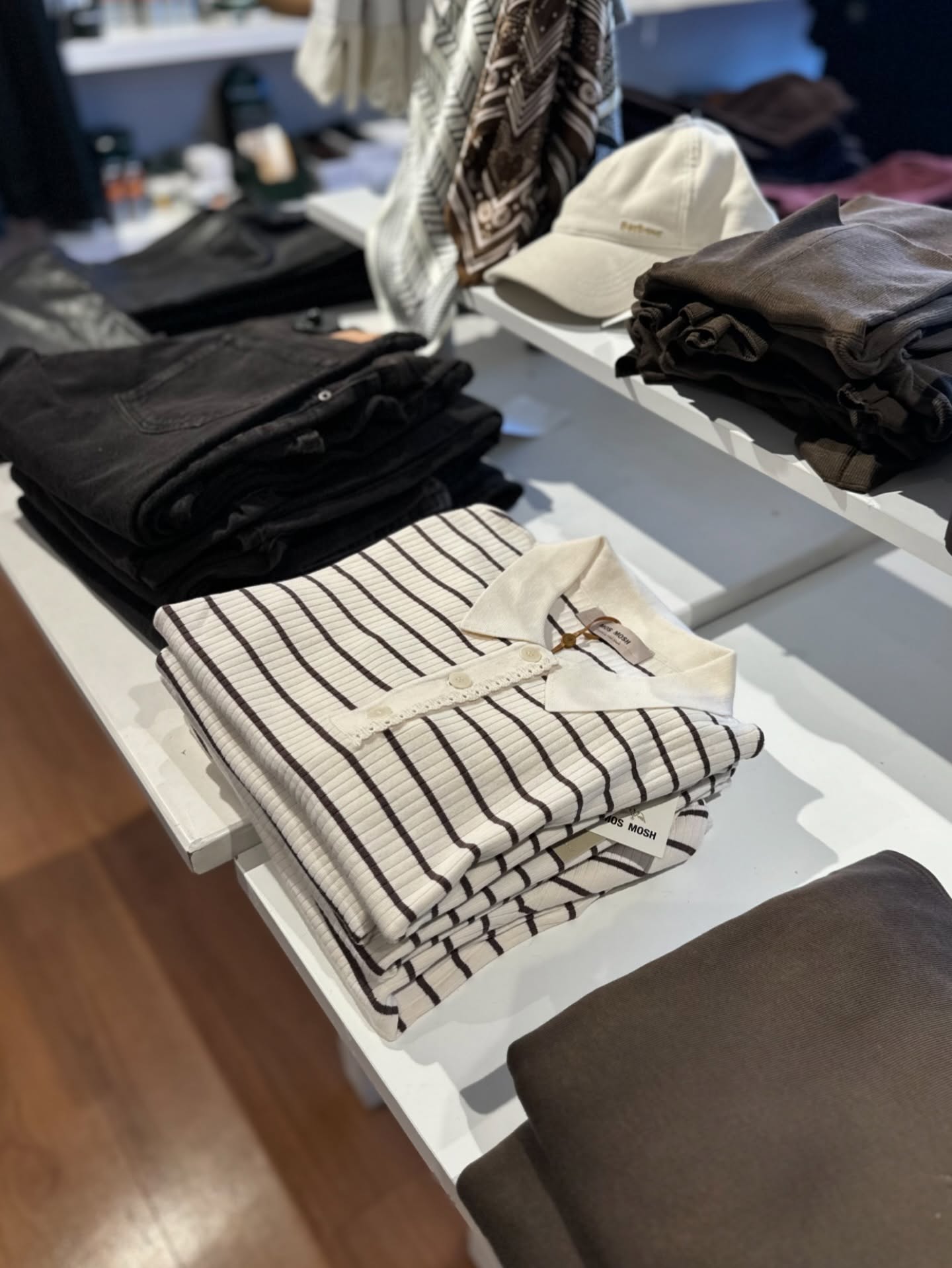 Får du lyst på noe av det du ser i bildene og videoene våre?💛 Send oss en melding her på Instagram eller Facebook, så holder vi det gjerne av for deg til du rekker innom butikken🤗