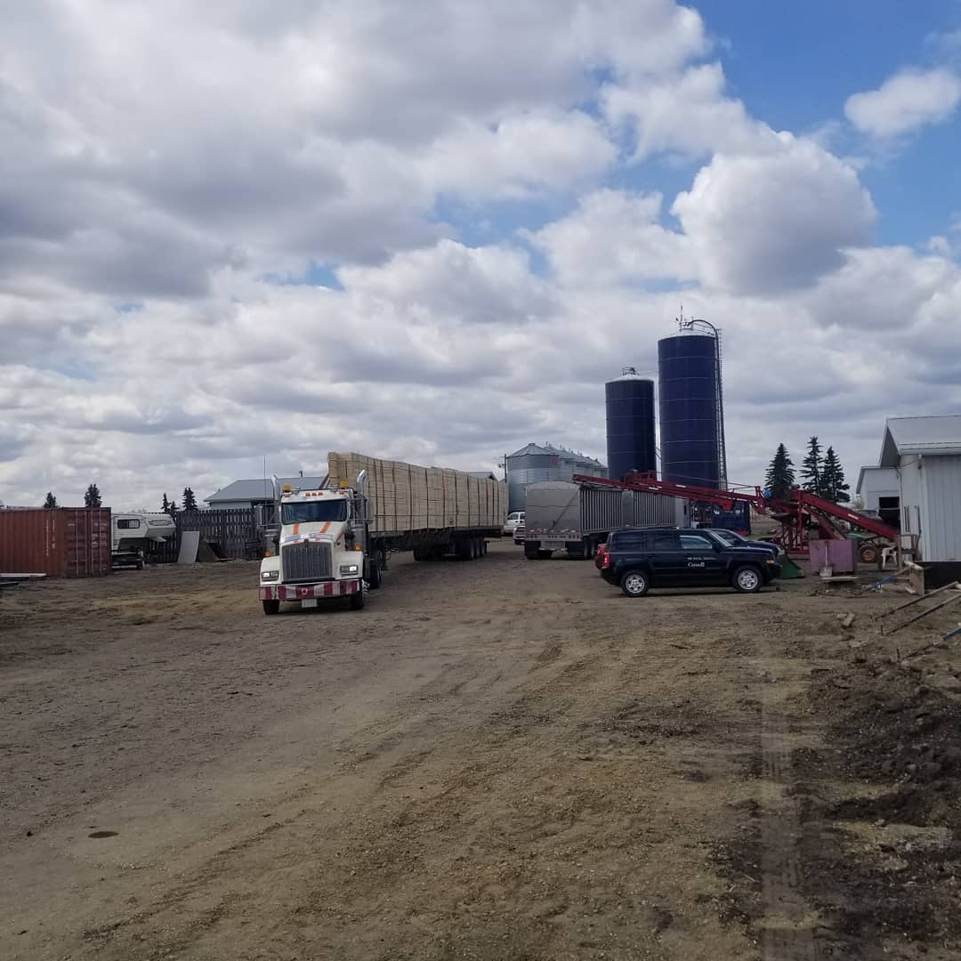 Making it look easy getting them unloaded! First load down 2 more to go!
@structuraltrusssystems #trusses #trussesfordays #longspantrusses #84footers
#albertabuilder #potatobuilding #ckjespersenfarms
