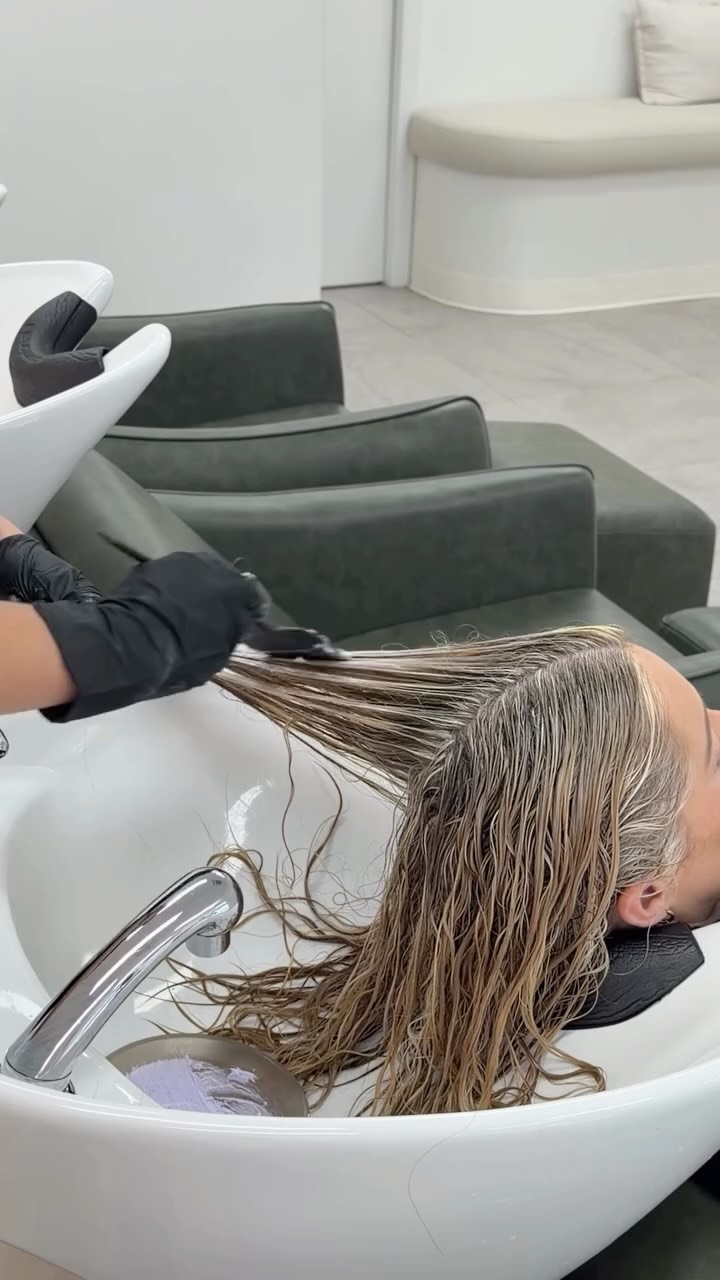 WHAT IS A BASIN BALAYAGE? 〰️
When your ends are already blonde, applying lightener again can cause unnecessary damage.
Instead, we use a Basin Balayage—a technique designed to safely lighten, brighten, and re-energise blonde hair that’s looking flat or lifeless.
It creates fresh pops, soft dimension, and a cleaner overall blend.
A great addition to any colour service if your blonde needs a freshen-up.
Thinking this might be for you? Chat to your stylist at your next appointment 🤍
#indiemane #portstephenshairdresser #salon #hair #raymondterracehairdresser