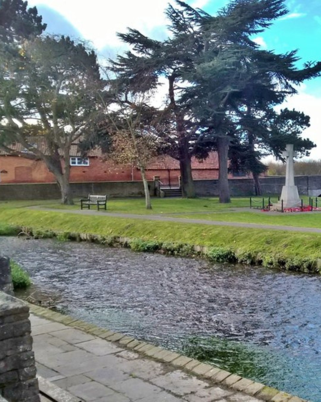 Late winter by the river feels extra peaceful 🌫️
Quiet paths, gentle reflections, and time to slow things right down, just how we like it.
#VillageHolidays #MaunRiver #CountrysideEscape