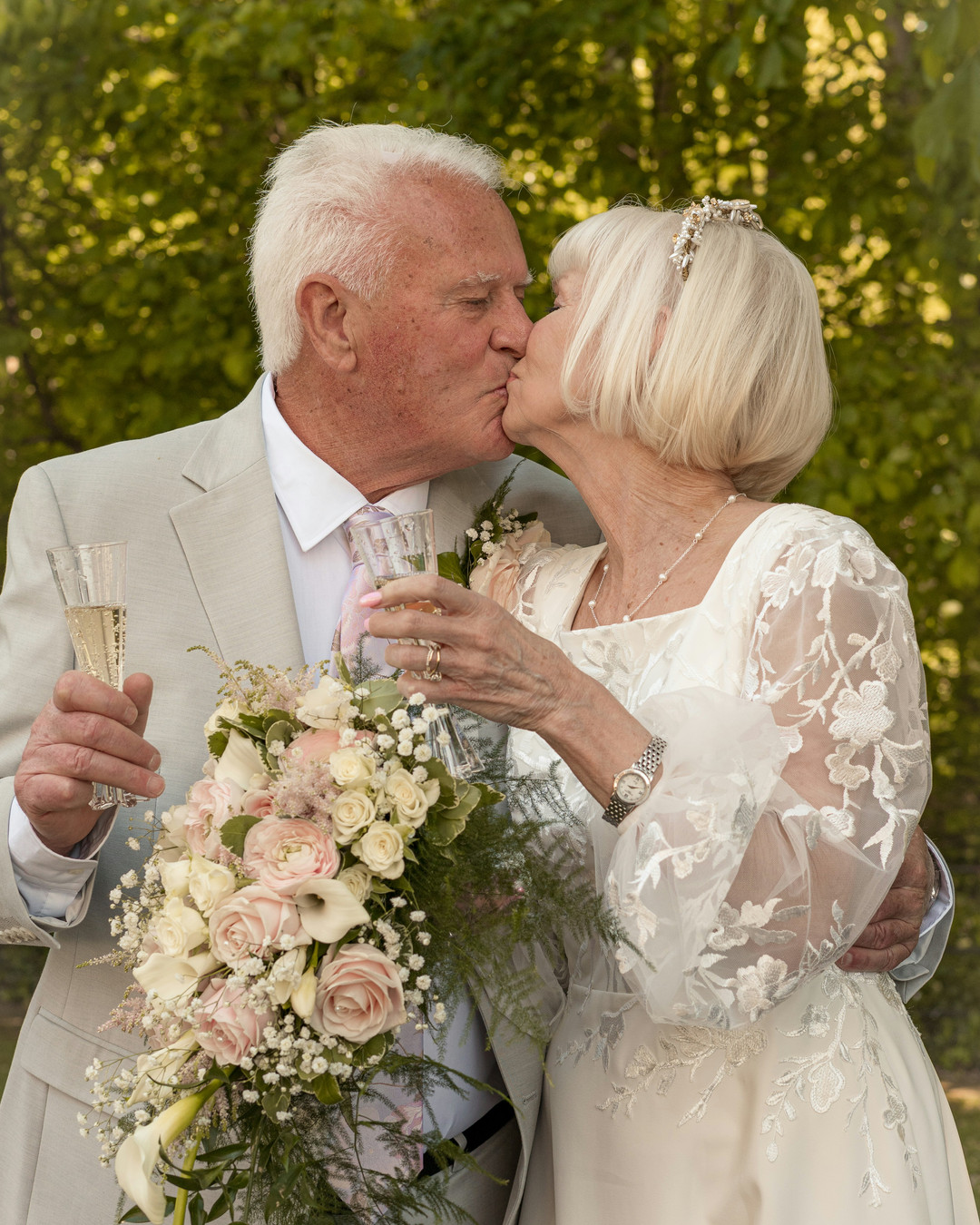 Thinking about renewing your vows? A personalised vow renewal is a beautiful way to celebrate the journey you've shared. Imagine saying your promises again, adding a meaningful ritual, creating memories and keepsakes you'll treasure forever. 💍🌊📸
#CentralQueensland #GladstoneCelebrant #VowRenewal #MarriageCelebrant #LoveStories #QueenslandWeddings #CentralQueenslandWeddings #Couples