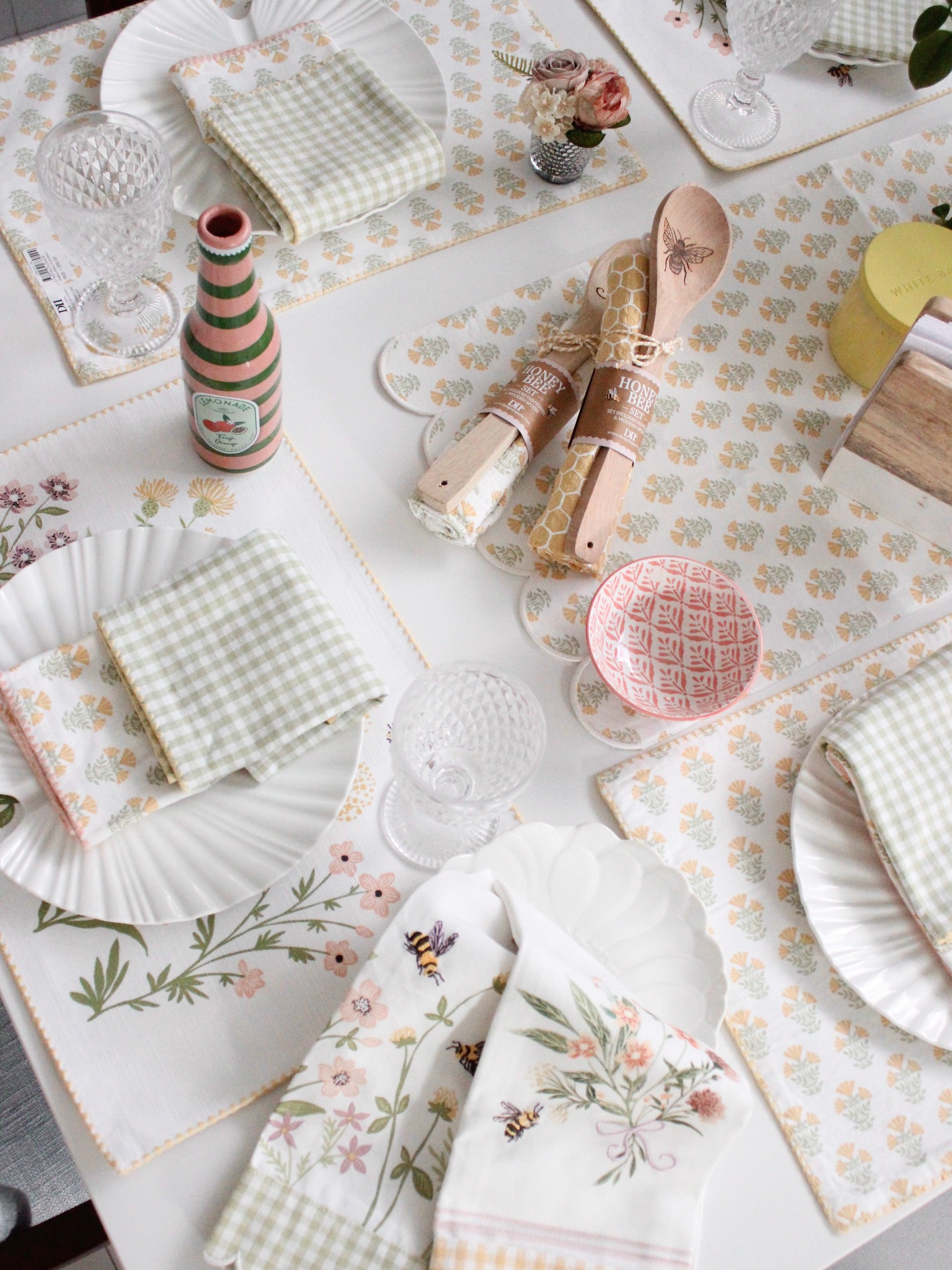 Juego de mesa reversible, dos en uno en individuales y camino de mesa; también disponible para complementar: servilletas de tela,mandil, bolso, toallas de mano y cucharas de madera. Respirando primavera 🌸