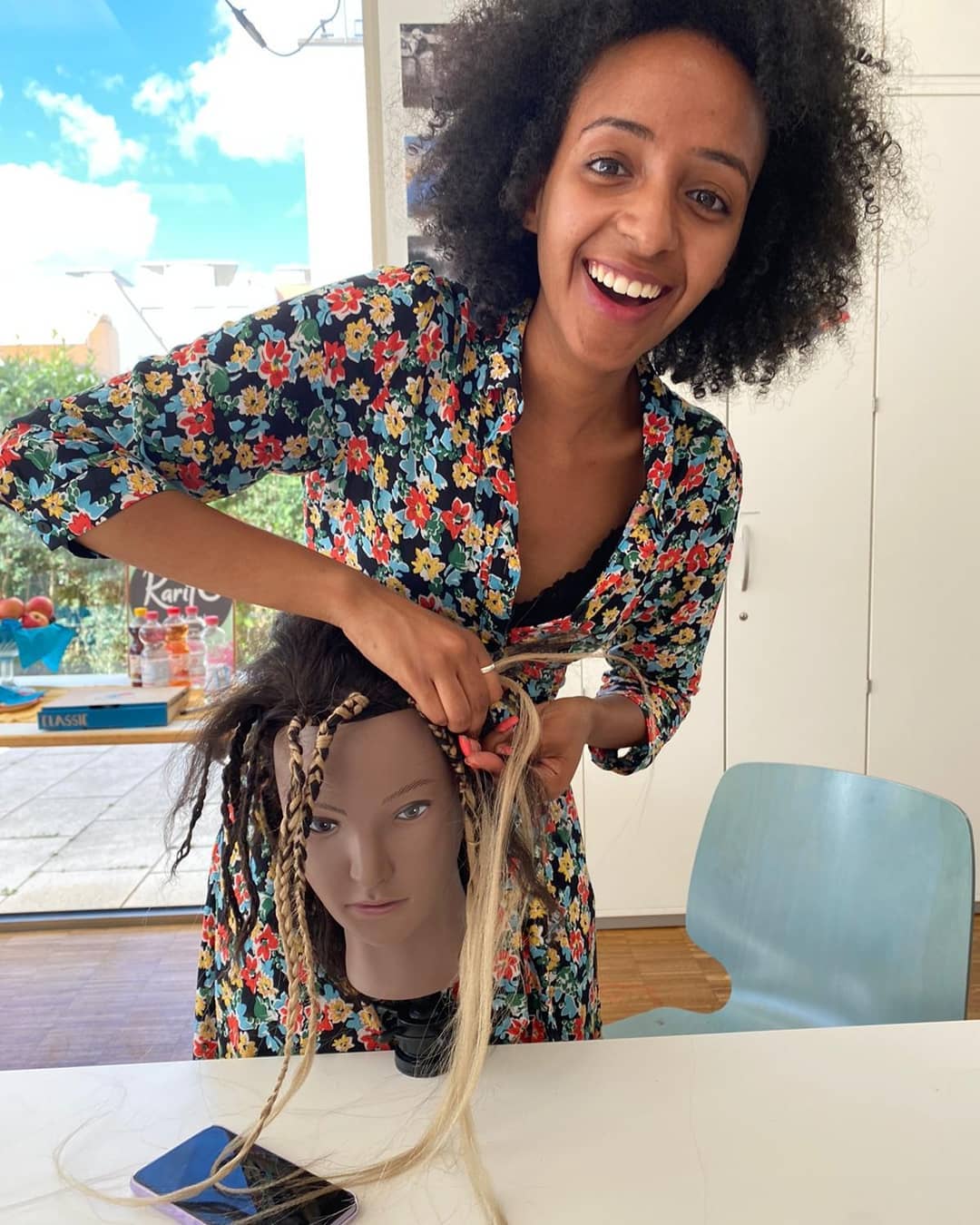 Unser Workshop "Braids leicht gemacht" gehört zu unseren beliebtesten Workshops🥰
Ihr fragt euch was genau der Workshop beinhaltet? Heute stellen wir euch einige der Module vor:
"Braids leicht gemacht"
⭐-Einführung
⭐-Geschichte der Flechtfrisuren
⭐-Produkte/Utensilien, die wir benötigen
⭐-Natural Hair Care
⭐-How To: Vorbereitung der Kunsthaare
⭐-Step by Step: Braids
⭐-1-on-1 Coaching an unseren Echthaar-Übungsköpfen
⭐-Intensive Übungszeit
⭐-Aftercare der Frisur
⭐-Community Building: Lernt euch genseitig kennen, tauscht euch aus über eure bisherige Erfahrungen, Struggles und Erfolge in Bezug auf die Pflege und das Styling von (Afro-)Locken und vernetzt euch.
Alle Abeitsmaterialien (Friseurzubehör, Kunsthaare, etc.), Snacks und Getränke während des Workshops sind natürlich in der Teilnahmegebühr enthalten❣
#afrolocken #tuesdayvibes #afrodeutsch #schwarzesdeutschland
#braidsleichtgemacht #kariteclassics #haarworkshop #haarpflege #lockenpflege