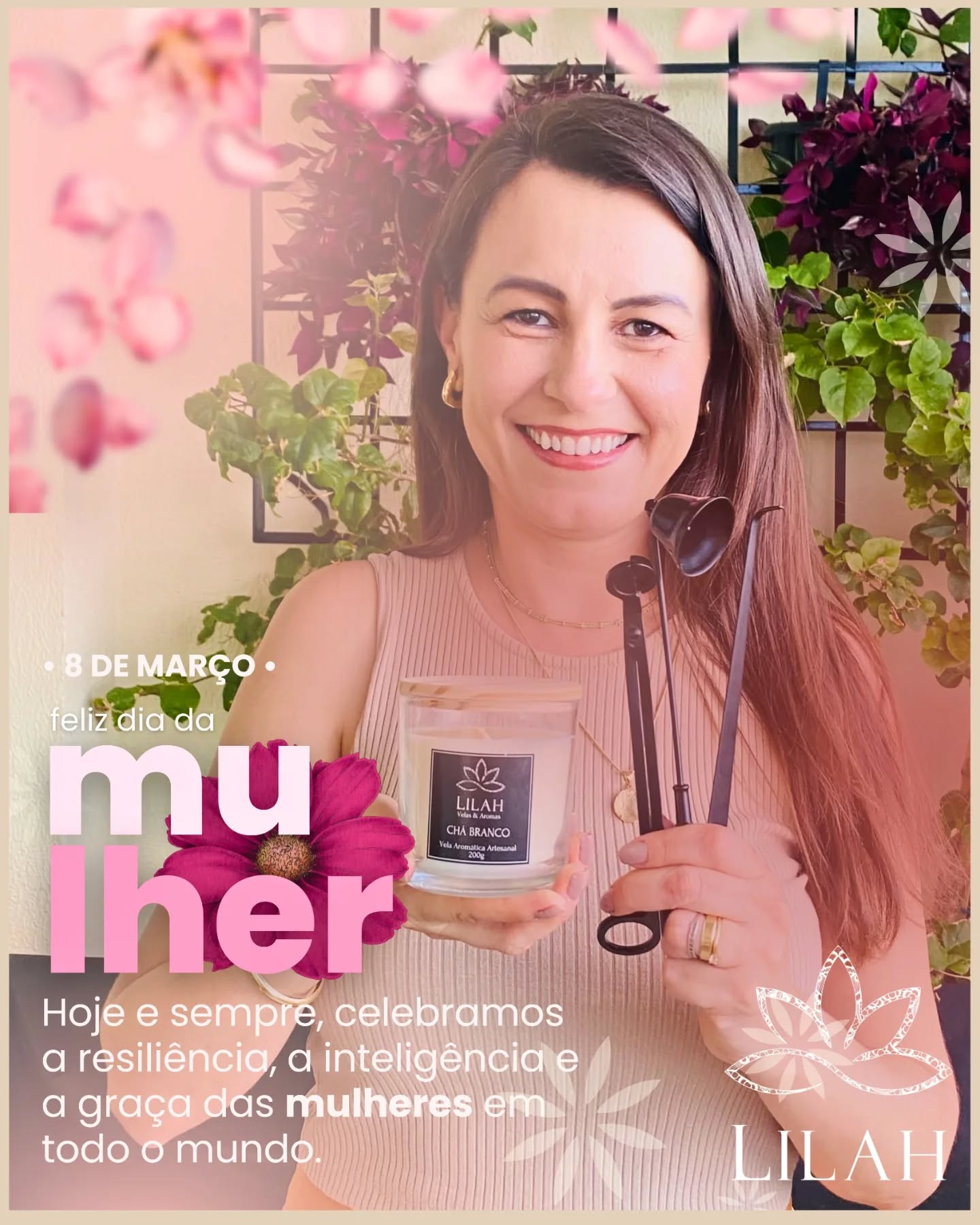 Hoje celebramos a força, a sensibilidade e a luz que existe em cada mulher.
Mulheres que inspiram, que transformam ambientes, que cuidam, que criam e que iluminam o mundo com sua presença única.
Assim como uma vela acesa transforma um espaço, a essência de uma mulher transforma tudo ao seu redor.
Que hoje você se permita respirar, desacelerar e lembrar da sua própria luz.
Feliz Dia das Mulheres! 🌸