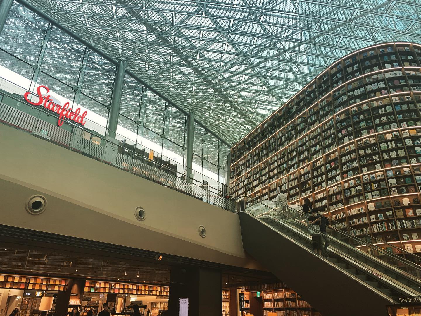 This is the most impressive library 📚 I’ve ever seen. #starfieldlibrary is located in the center of COEX Mall. This futuristic space houses domestic and foreign titles, and provides an opportunity for many epic selfies. #visitseoul #expatlife #exploresouthkorea 🇰🇷#bookstagram