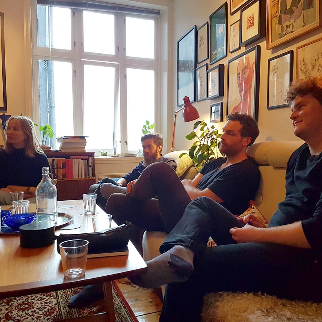 Det er utruleg kjekt å jobba i Røystredaksjonen for tida. Vi har fått inn ein liten haug med nye redaksjonsmedlemar sidan semesterstart, og pågangsmotet og entusiasmen er på topp. Dette lovar bra for Røyst sitt mest aktive år nokon sinne. Vi gler oss til å ta fatt på haustens arbeid med eit nytt stjernelag! 🤩🤩
#røystredaksjonen #tidsskriftetrøyst #tidsskrift #litteratur #raudrevolusjon #bergen #vestlandet #politikk #frivillighet #organisasjonsbygging