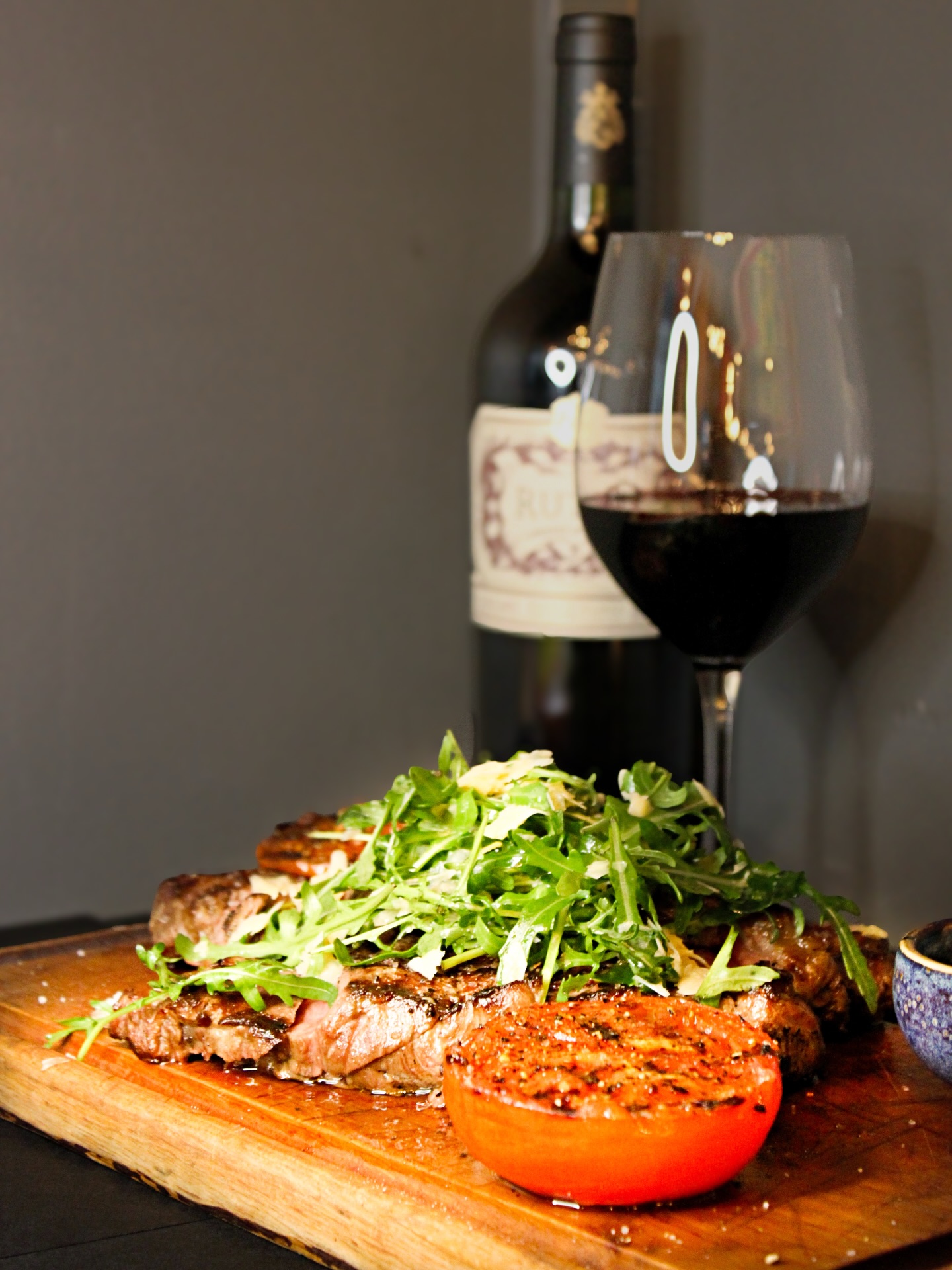 This Sunday is Women’s Day. What better way to celebrate than with a proper steak and a good glass of wine 🥩🍷