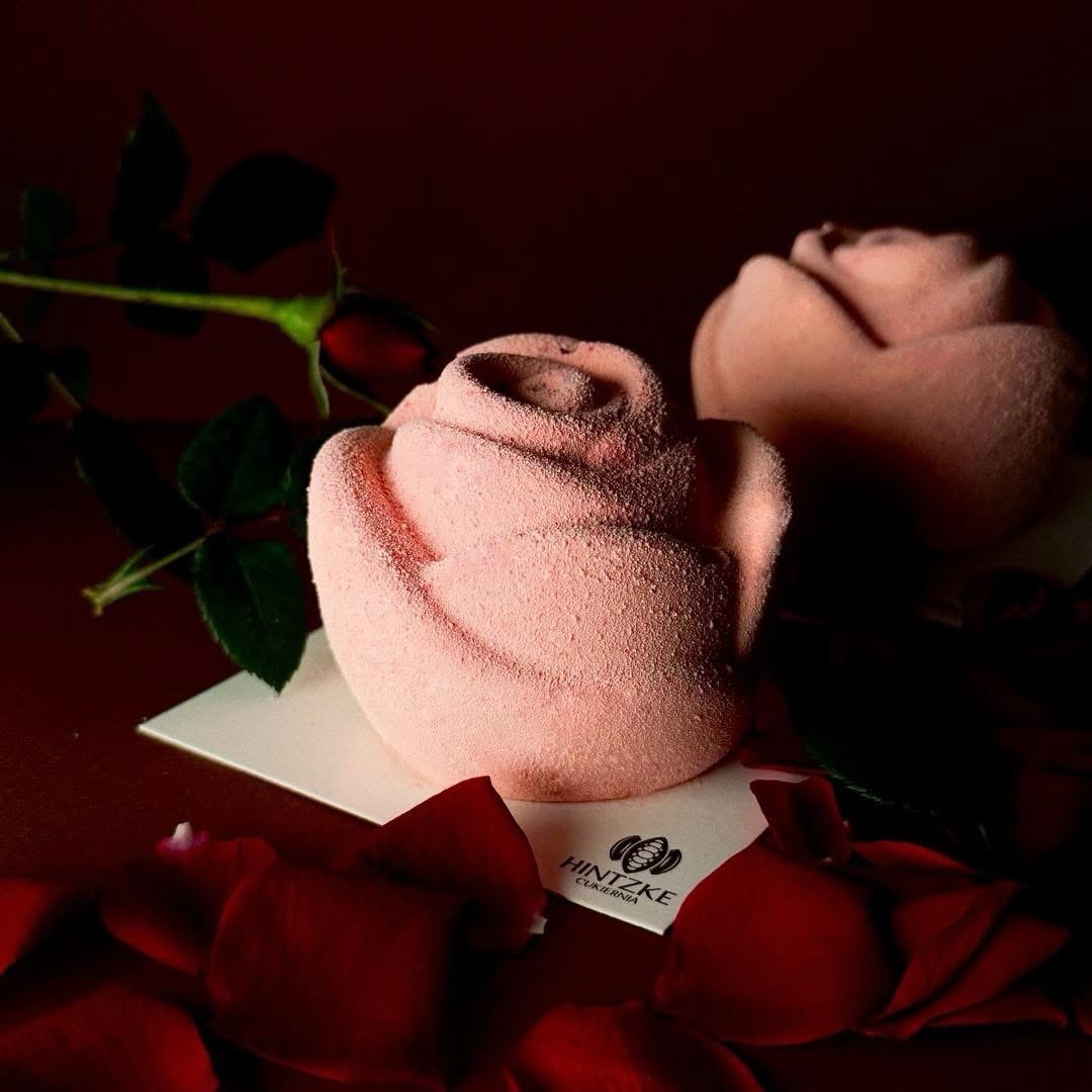 🌹 Każda z Was jest wyjątkowa! 🌹
Drogie Panie, specjalnie dla Was starannie dobraliśmy smaki, aby stworzyć coś niezwykłego na ten szczególny dzień💖
MONOPORCJA ROSE to delikatny biszkopt kokosowo - migdałowy, delikatny mus raffaello i płynny środek z białej czekolady, orzecha laskowego i kokosu – to połączenie zachwyca✨
Świętuj Dzień Kobiet na słodko 🍰💐 Spraw sobie lub bliskiej osobie słodką niespodziankę!