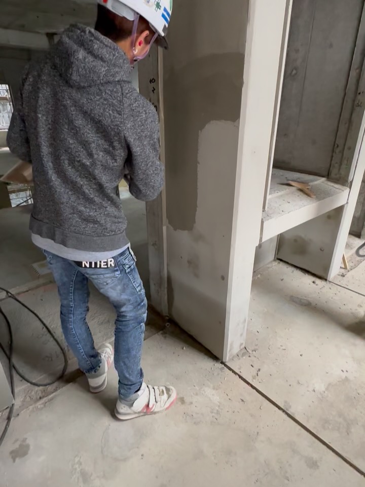 皆様いかがお過ごしでしょうか?😄
最近は少し暖かくなりつつも花粉がえぐい感じになってきましたね🥲
さて今回ですが、公共のマンション吹き付け下地の様子です😙
若手2年目から中堅兄ちゃんにレジェンドのおっちゃんです🤣
とは言うものの、弊社は若手からレジェンドまでモチベバリバリで、向上心の塊です😆
若手が頑張ってる姿を見ると、こちらまでやる気をそそられます😊
少しでも左官業界に興味のある方おられましたら1度弊社にご連絡ください😁
また、リフォーム等お考えで、どこへ相談すればいいか分からないという方、ぜひ弊社へご一報ください🤗
後悔のないリフォーム、家創りをご提供させて頂きます‼️
弊社は左官をはじめ、リフォーム業全般等色々な分野に挑戦実践して来ました😊
これからもNOがない会社、お客様へ寄り添う会社として邁進していきます😆✨️
#左官 #リフォーム #建設業 #リノベーション #不動産