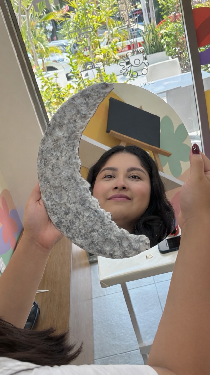 La luna en tus manos 🌙
A veces necesitamos un espacio de calma para desconectar del ruido exterior y volver a nosotras🥲. En nuestro taller de Moon mirrors, usamos la textura de la pasta de modelar para crear un refugio que refleje nuestra propia luz✨🫰🏻.
No necesitas experiencia previa, solo ganas de vivir esta experiencia y disfrutar del proceso creativo. 🎨
✨ ¿Qué incluye?
🪞 espejo de 30cm
🎨Todos los materiales y herramientas
🥤 Bebida de cortesía
💜 Guía paso a paso
Precio especial 2 personas x $900
Precio regular 1 persona x $550
Mándanos DM para apartar tu lugar 🫰🏻