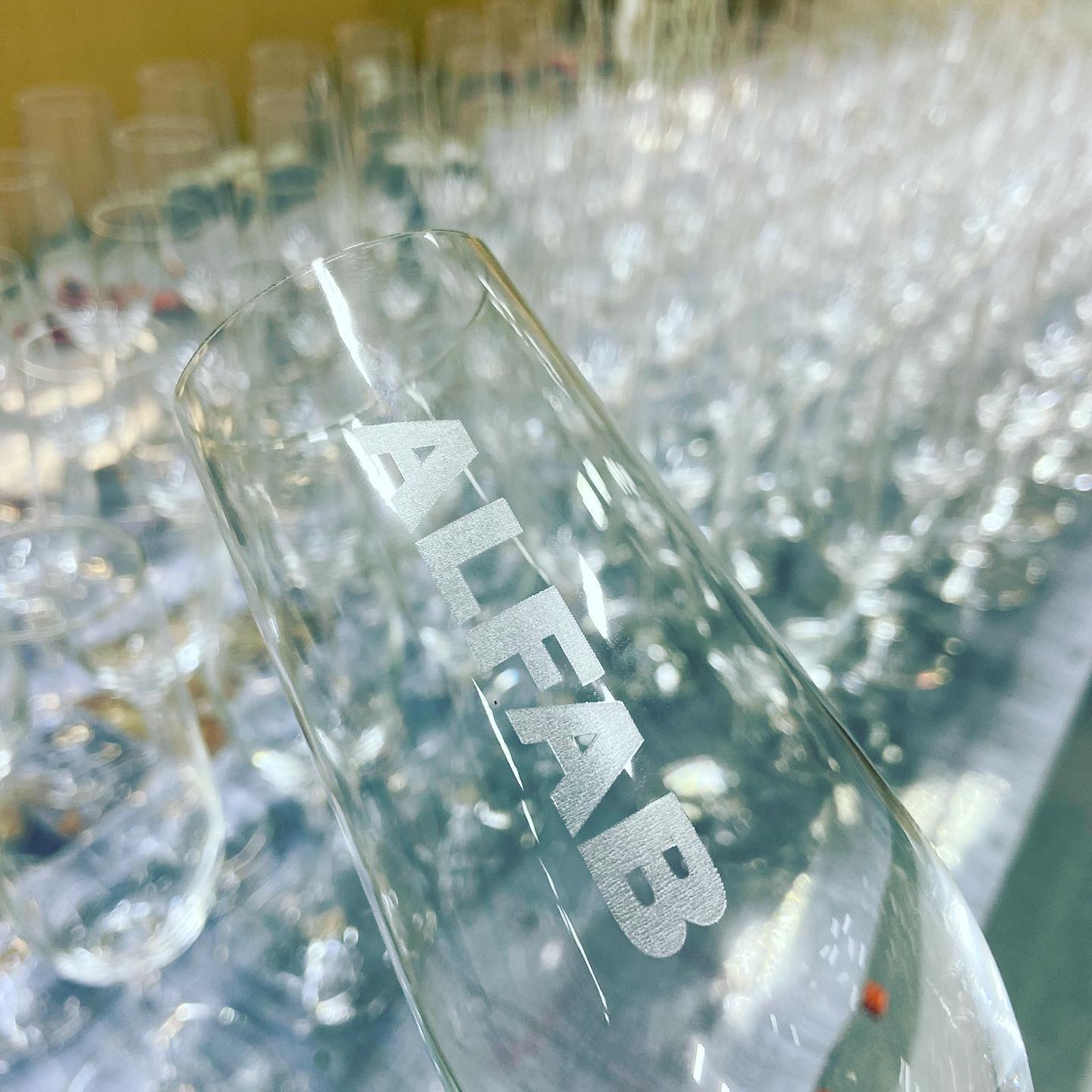 Med nya tillskottet Marcus (f.d Aros skyltgravyr) kan vi nu gravera det mesta. Just nu får ALFAB fina champagneglas från Kosta Boda 🥂 #ALFAB #Kostaboda #gravyr