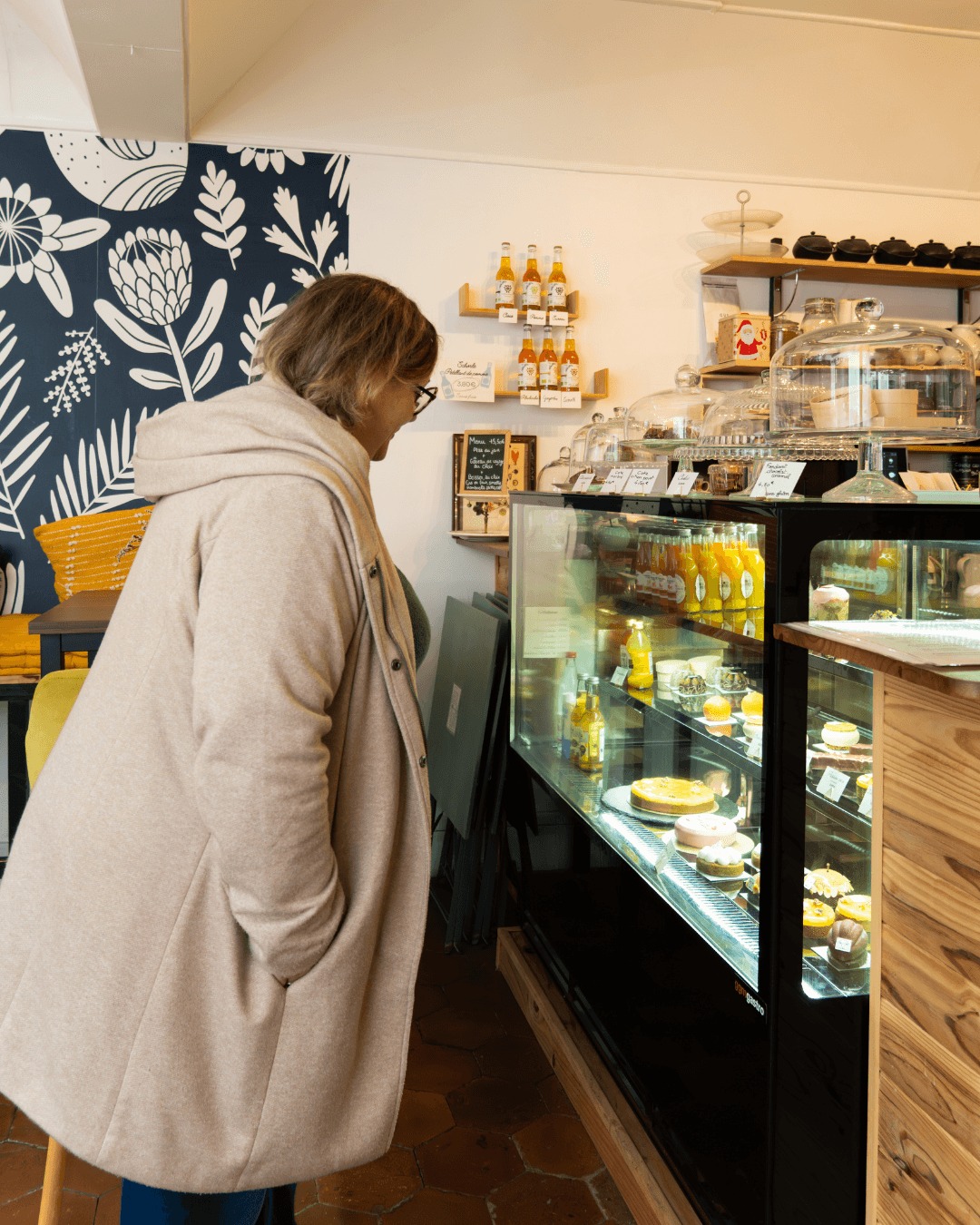 Il y a des choix primordiaux dans une vie et en voilà l’illustration 😩
✨ Cupcake, cookie, entremet, tarte… Alors, tu choisis quoi ?
🧁 La pâtisserie de Rebecca
📍 Salon de thé « Les Herbes Folles », 46 rue de Chartres, 91410 Dourdan
🕰️ Mer–Dim : 9h30–19h00