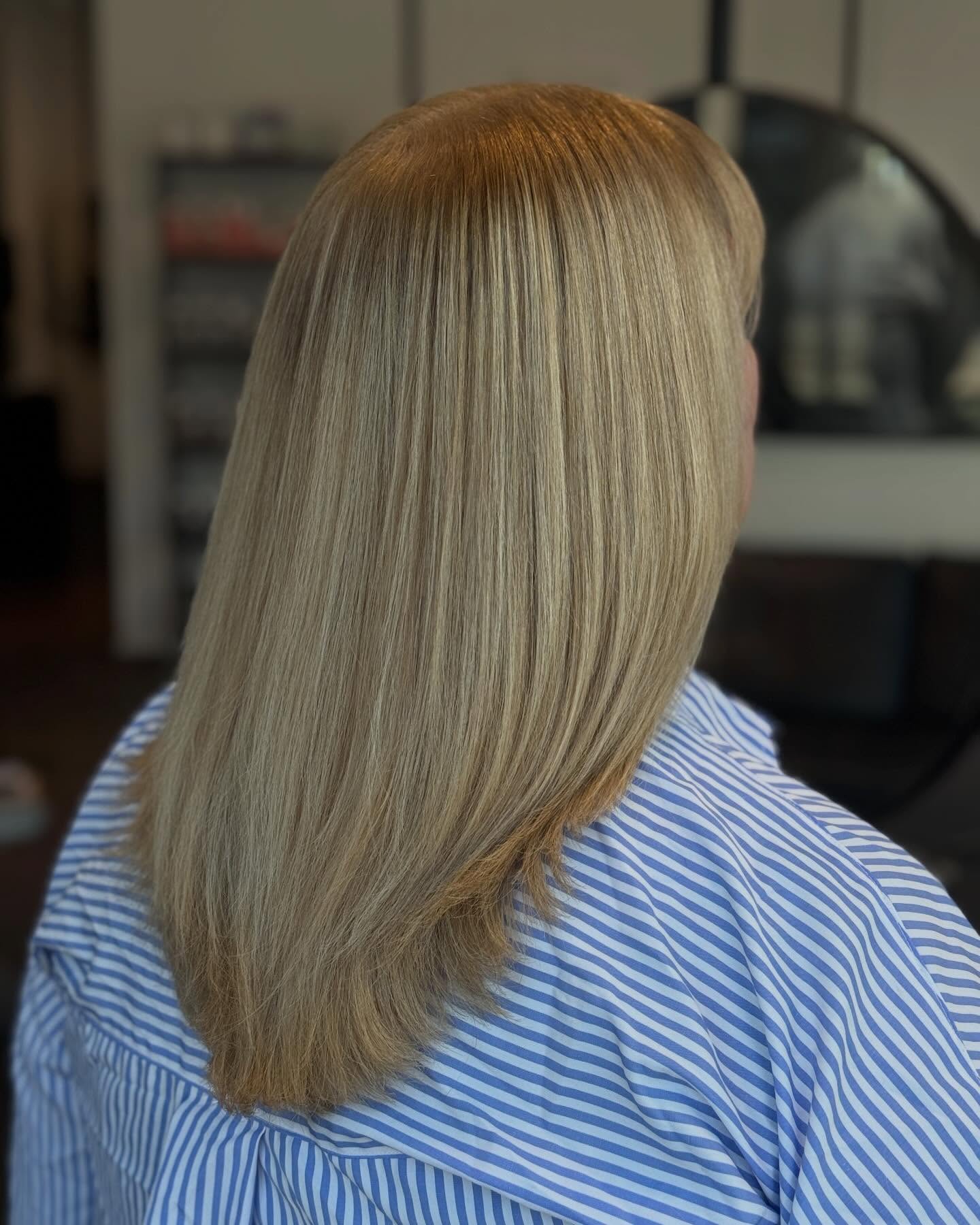 SMOOTH LIKE 🧈
Se den här otroliga förvandlingen! Vi är fortfarande helt tagna av resultatet från tisdagens kurs med @krille.wella. Här har vi gjort en SmoothFiller™-behandling som verkligen gav håret nytt liv, extrem glans och den där silkeslena känslan. ✨
Svep för att se magin:
1️⃣ Efter första tvätten + föning (hello, shine! 😍)
2️⃣ Före-bilden (vilken skillnad på frisset!)
3️⃣ Direkt efter behandlingen
.
.
.
.
.
#wellaprofessional #smoothfiller #silkyhair #shinyhair #fyp