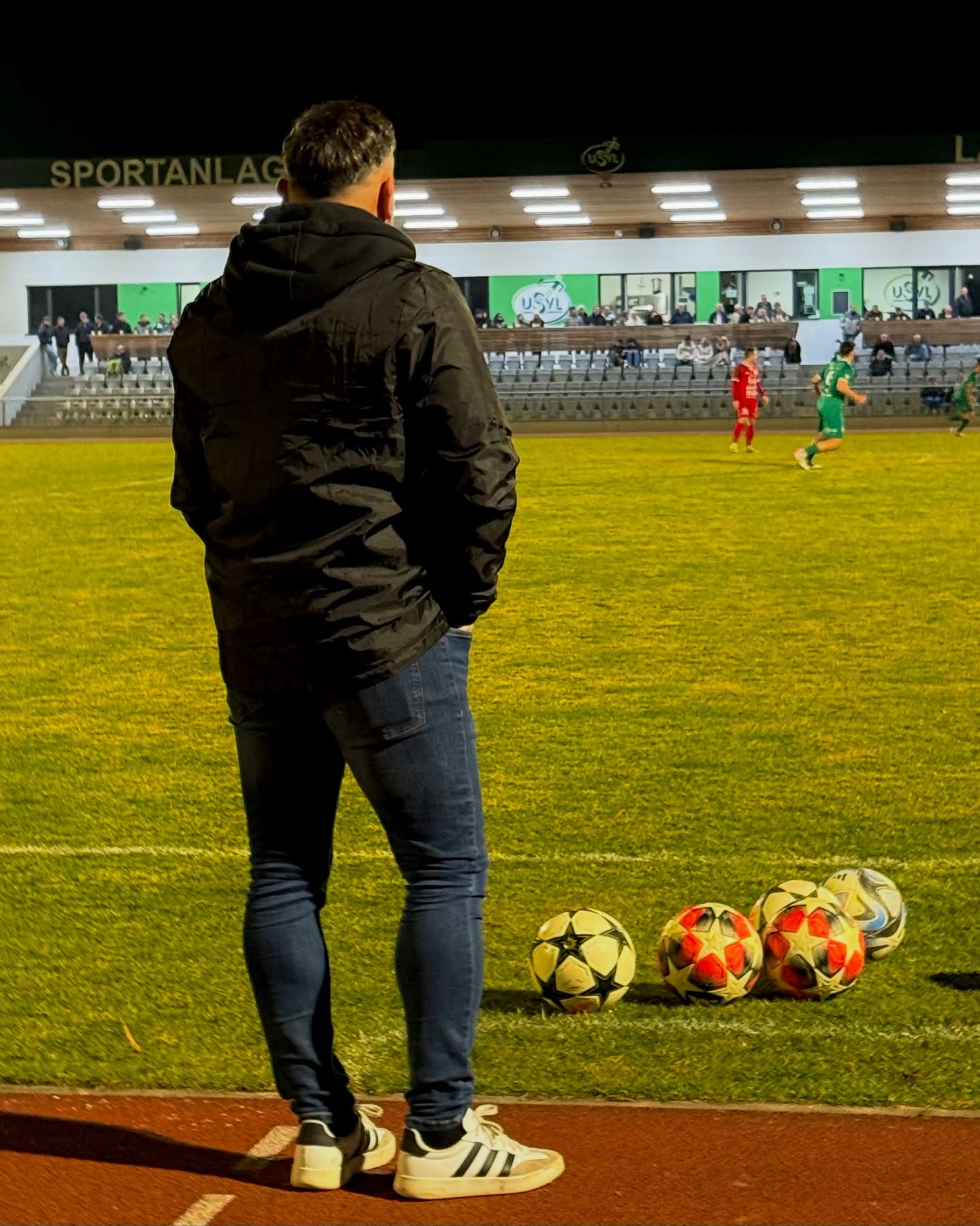 Testspiel-Sieg! 🔥
Auch den nächsten Probelgalopp können wir für uns entscheiden und gewinnen zu Hause gegen den @svspitz mit 1:0.
Die Gäste standen über weite Strecken sehr tief, wodurch wir uns schwer taten, klare Torchancen zu kreieren und Lösungen zu finden. Zudem steckten unseren Jungs nach dem Match am Dienstag noch etwas die schweren Beine in den Knochen.
Trotzdem steht hinten erneut die Null – damit behalten wir in der Vorbereitung weiterhin die weiße Weste. 💪
Jetzt heißt es dranbleiben!
Nächste Woche wartet die letzte Vorbereitungswoche mit dem abschließenden Heim-Test gegen Herzogenburg.
Schönes Wochenende, Loiser!
#forzausvl #testspiel #vorbereitung #loiserjungs #langenlois