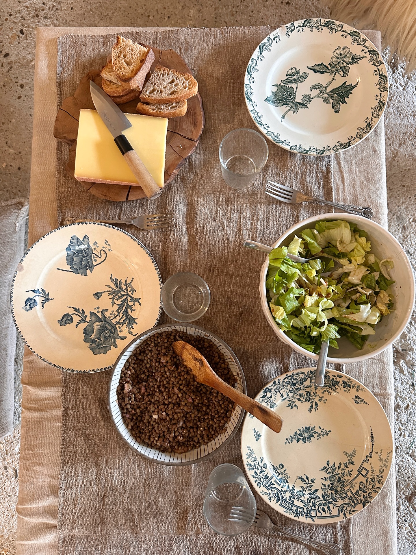 Stepping over the threshold of home. My thoughts for today ~ when you walk through the door of someoneās home you are in effect being invited into their sanctuary, their nest their safe space. Walls that tell many stories some old some new. For many people it can feel overwhelming when someone unexpectedly stops by, for others itās an open door policy and they thrive on entertainment and gatherings. I thought about this a lot this week as I am actually quite a guarded person with my home. I tend to over fret especially as one who has children and pets which brings messy love able chaos at times. As I get older and more of a homebody who lives through constant renovations and mess I reflect on just how personal it is to spend time in someoneās home. Iām interested how you view it, are you someone who has a no need for an invitation type or are you someone who takes comfort in preparing for a visit? I get asked all the time to do a public home tour, the type of video for magazines online where Iām asked to fling open my doors and show every nook and cranny. I admire others who do, but for me thereās something so deeply personal about the invitation of being welcomed be it for a cup of tea or lunch. Itās why itās such an honor that my friends let me bring retreat guests into their world. An authentic moment at the home of @manon.monge š«š· #vivietmargot