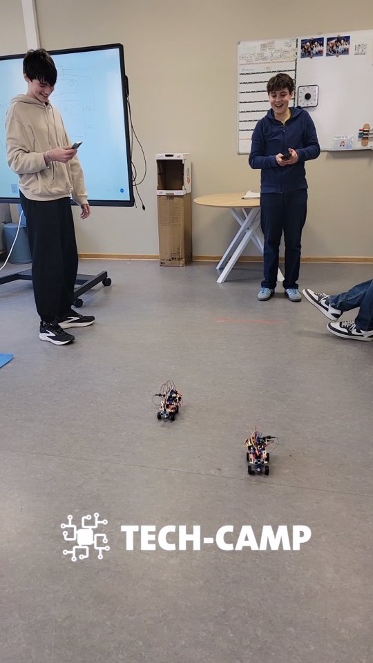 SmartDrive im Workshop 🚗🤖
Im SmartDrive Workshop haben die Jugendlichen ein autonomes Fahrzeug entwickelt. Zuerst fährt es selbstständig, erkennt die beste Richtung und weicht Hindernissen aus. Danach wurde das Fahrzeug zusätzlich per IoT und Fernsteuerung kontrolliert.
Dabei lernen die Teilnehmenden praxisnah, wie Sensorik, Programmierung und Motorsteuerung zusammenarbeiten. Gleichzeitig stärken sie wichtige Softskills wie Teamarbeit, Konzentration, problemlösendes Denken und Ausdauer. So wird Berufsorientierung greifbar, mit Einblicken in Robotik, Embedded Systems sowie KI- und IoT-Anwendungen.
#SmartDrive #IoT #Berufsorientierung #MINT #Jugendprojekt