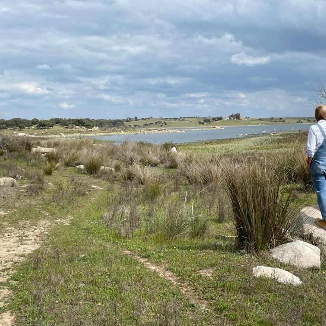 Ser mulher é ser porto seguro e tempestade. É força e empatia. É carinho e determinação. É não pedir licença para encontrar o seu caminho
A todas as mulheres desejamos o dia que merecem.
Being a woman means being a safe haven and a storm. It means strength and empathy. It means affection and determination. It means not asking permission to find your way.
To all women we wish you the day you deserve.
#diadamulher #womensday #montimerso #montimersoskyscapecountryhouse