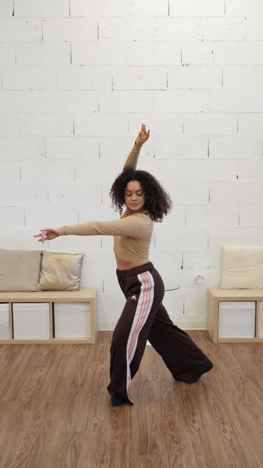 ✨ Cours de Danse Contemporaine – Tous les mercredis à 19h ✨
Envie de bouger, d’explorer ton corps et de laisser parler ta créativité ? Rejoins-nous chaque Mercredis à 19h pour un cours de Danse Contemporaine avec Mariana @lamoratoma
Au programme :
🌿 travail du mouvement et de la fluidité
💫 exploration de l’expression corporelle
🔥 énergie, créativité et lâcher-prise
Que tu sois débutant·e ou déjà danseur·se, ce cours est ouvert à toutes celles et ceux qui veulent se connecter à leur corps et découvrir le plaisir de la Danse Contemporaine dans une ambiance bienveillante.
📅 Mercredis – 19h
📍 Viens danser avec nous et partager un moment unique de mouvement et d’expression.