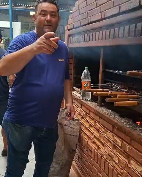 Ontem o almoço foi mais que especial!
Nosso presidente, Sr. Branco, não poderia deixar de atender ao desejo que nossos novos alunos vinham expressando ao verem em nossas redes sociais os momentos de churrasco e sorvete. E, como sempre atento e carinhoso com nossas crianças, ele fez questão de realizar esse pedido.
Tivemos um almoço delicioso, preparado com muito carinho, proporcionando um momento de alegria, convivência e muitos sorrisos para todos.
Toda a Equipe Pedagógica e Apoio trabalharam com muito amor para que momentos como esse aconteçam. Nosso Master Chef, Marcus Simões juntamente com a Equipe da Cozinha, fizeram questão de que tudo estivesse perfeito, preparando cada detalhe com dedicação para que nossas crianças tivessem um almoço realmente especial.
Nosso presidente, Sr. Branco, juntamente com a Diretoria, também vieram com muita alegria fazer parte deste almoço tão especial, cheios de emoção ao ver de perto o resultado de todo o trabalho realizado em prol das nossas crianças. Foi, sem dúvida, um momento inesquecível para todos!