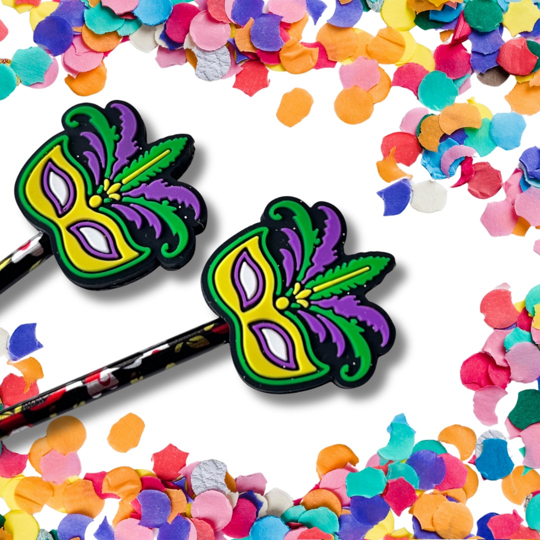 Ces adorables arrête-mailles en forme de masques loups sont indispensables à votre collection !
Conçus pour empêcher vos mailles de glisser pendant vos pauses, ils protègent également les pointes de vos aiguilles en cas de chute.
Un petit accessoire festif qui allie utilité et fantaisie… parce que même au carnaval de Venise, on tricote avec style !
#knit #venise #mercerie #tricot