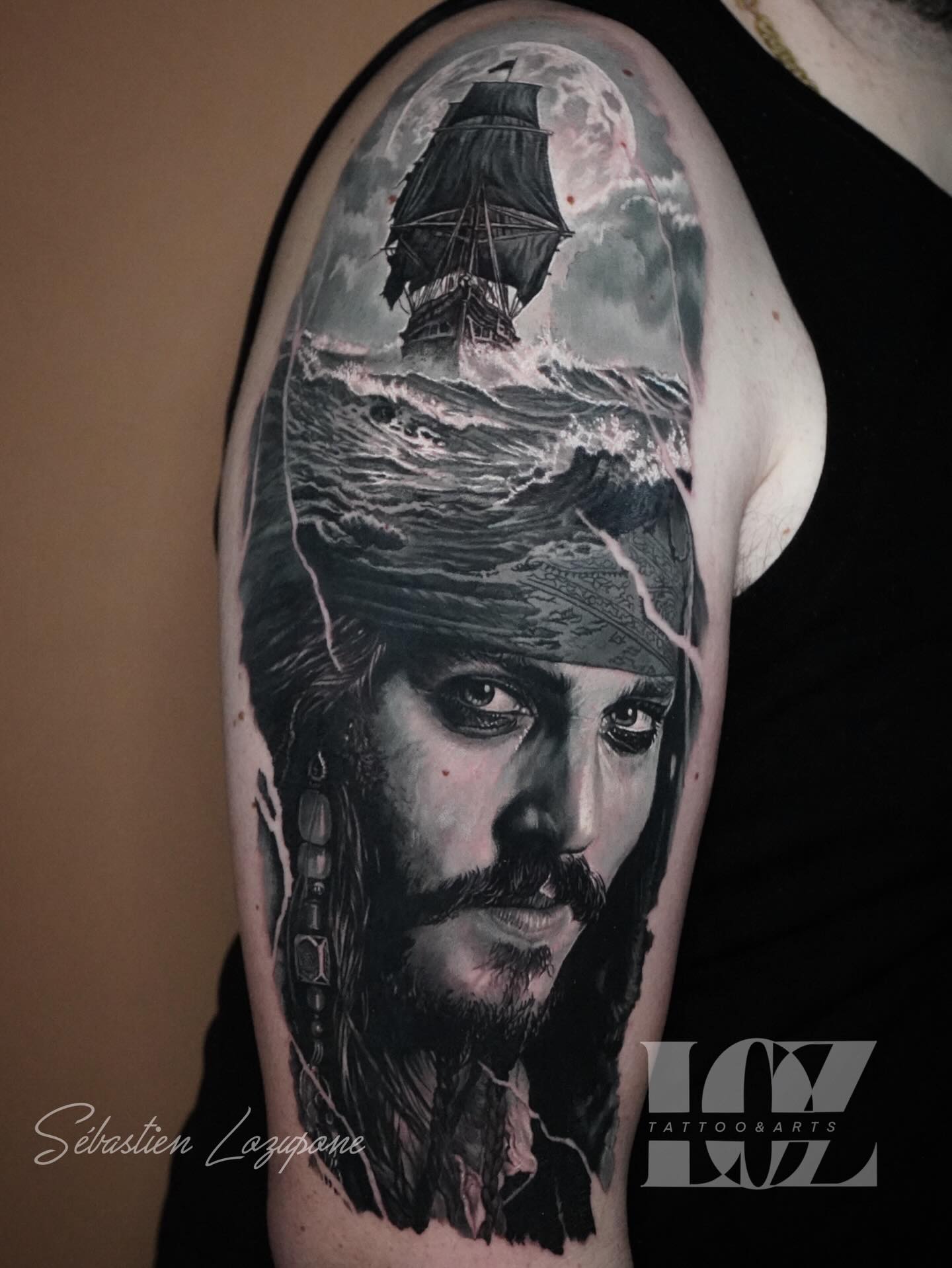 Voilà le résultat de ce week-end de convention. Un vrai plaisir d’avoir pu faire cette compo, étant grand fan de cette série de films. Si vous avez une envie de thème cinéma n’hésitez pas à m’en faire part.
Un projet? Contactez moi 😉
👇
💻 https://www.loz-tattoo.com/
☎️ : 0602536626
#tattoo #sébastienlozupone #tatouage #jacksparrow #inktattoo