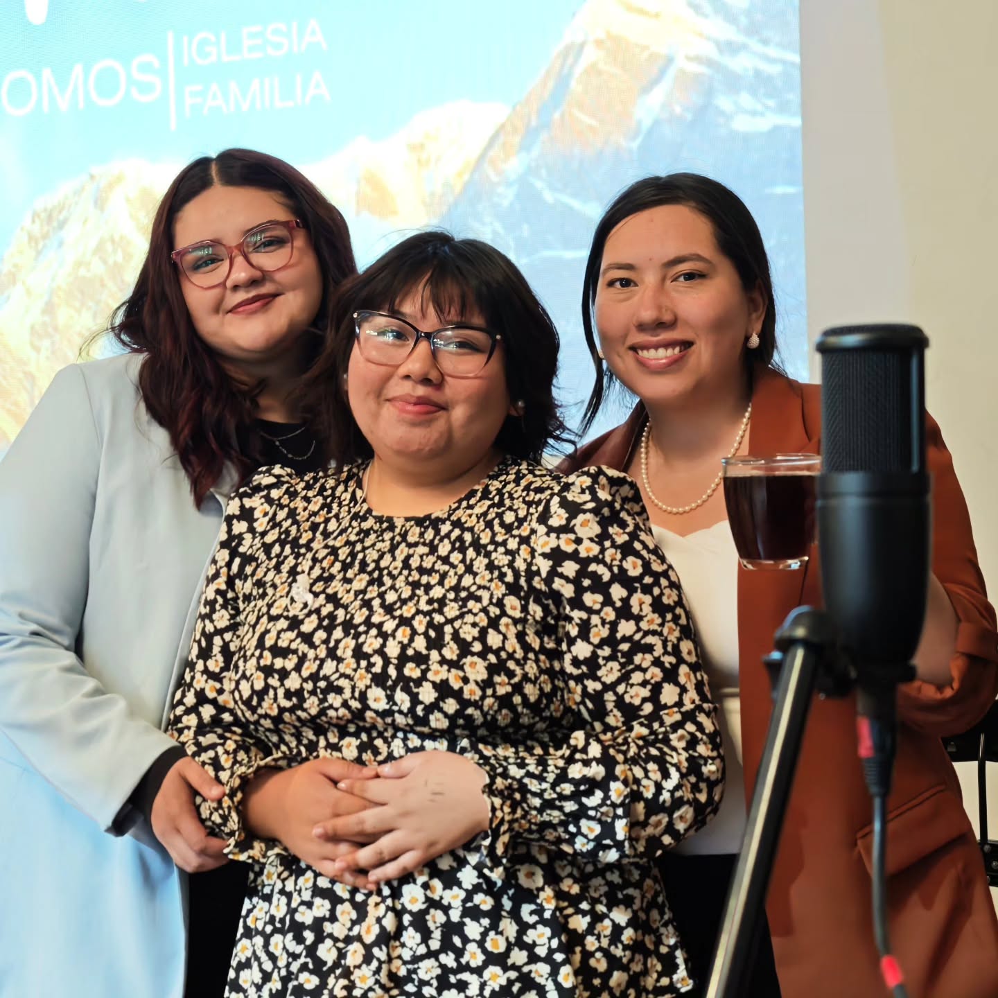 ¡Bienvenido, marzo! Lo recibimos de la mejor manera: Adorando juntos. ✨🙌
No hay lugar más seguro, que estar en Su presencia y en comunión entre hermanos. Hoy nos reunimos para entregarle adoración y alabanza a nuestro Dios, reconociendo que cada respiro y cada paso que damos es por Su gracia.
Marzo inicia con una promesa renovada y un corazón dispuesto a escuchar Su voz. Dios ha sido fiel en el pasado, es fiel hoy y sabemos que caminará delante de nosotros en cada día que viene.
"¡Mirad cuán bueno y cuán delicioso es habitar los hermanos juntos en armonía!" — Salmo 133:1 📖