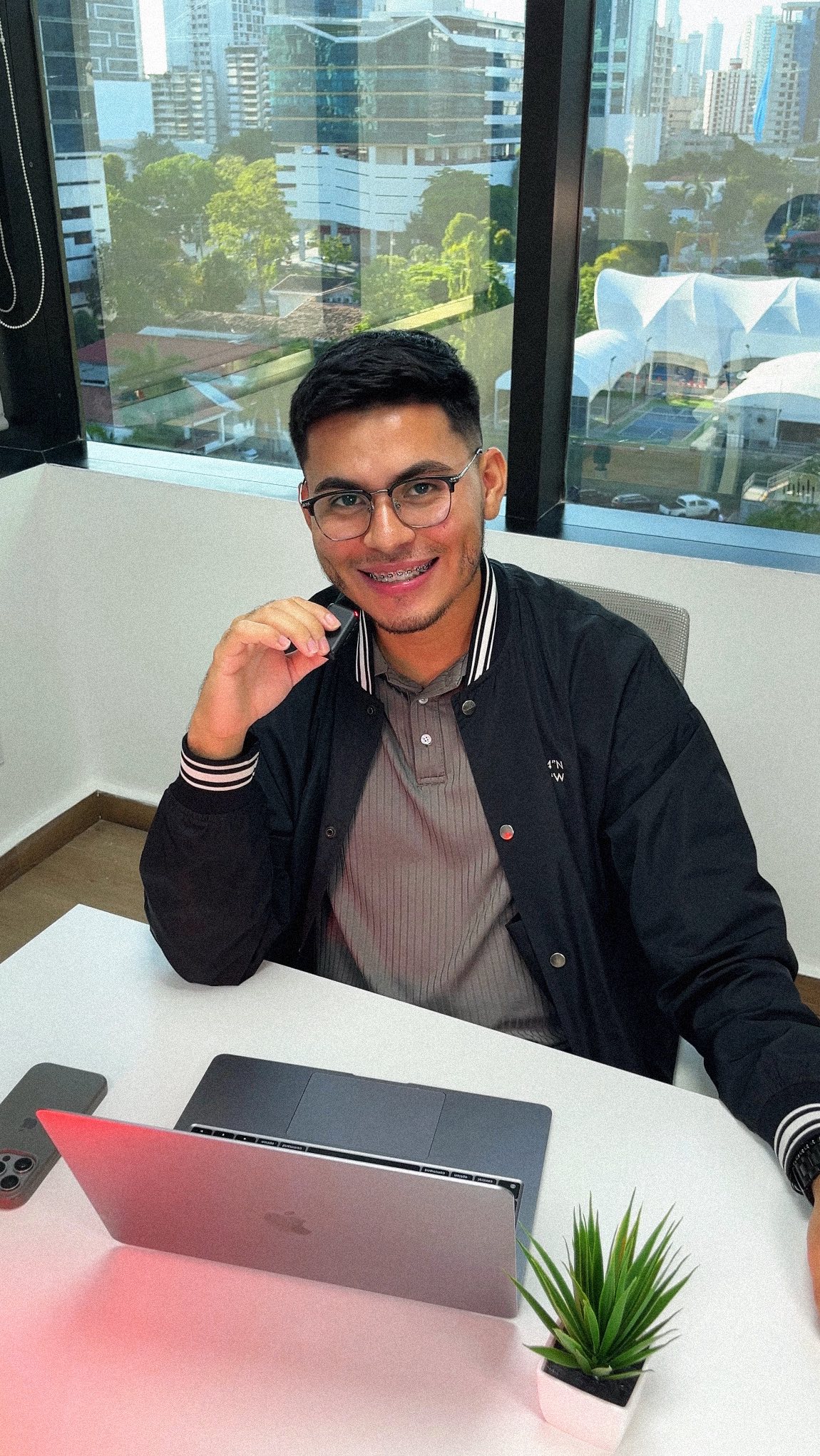 Tu negocio respondiendo WhatsApp solo… ¿lo usarías? 👀
Meta está empezando a lanzar IA dentro de WhatsApp Business para atender clientes, resolver dudas y recomendar productos automáticamente.
Una de esas actualizaciones que pueden cambiar cómo venden muchos negocios.
La pregunta es:
¿La usarías en tu negocio o prefieres seguir respondiendo todo manual? 🤖