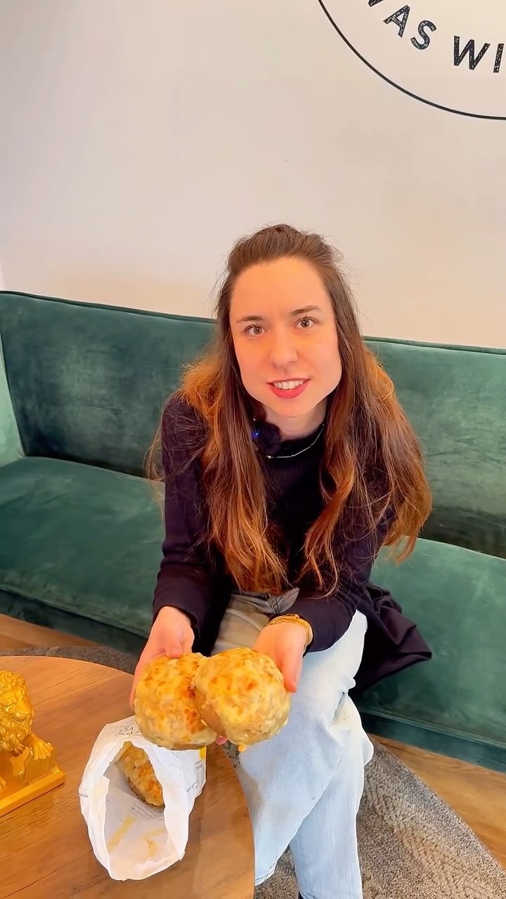 Neu & unwiderstehlich: Unser Dinkel-Käse-Kürbis-Weck! 😋
Saftig, würzig, knackig. Wir backen mit Leidenschaft und besten Zutaten:
🌾 Dinkel- & Ruchmehl für den besonderen Biss.
🧀 Bergkäse im Teig & mit Gouda überbacken für die volle Käse-Power.
🌻 Geröstete Kürbiskerne für das feine Aroma.
Ab heute bei deiner Bäckerei Raisch. Probier ihn jetzt und überzeuge dich selbst! ❤️
#baeckereiraisch #neuerscheinung #bäckerei #genuss #brötchen