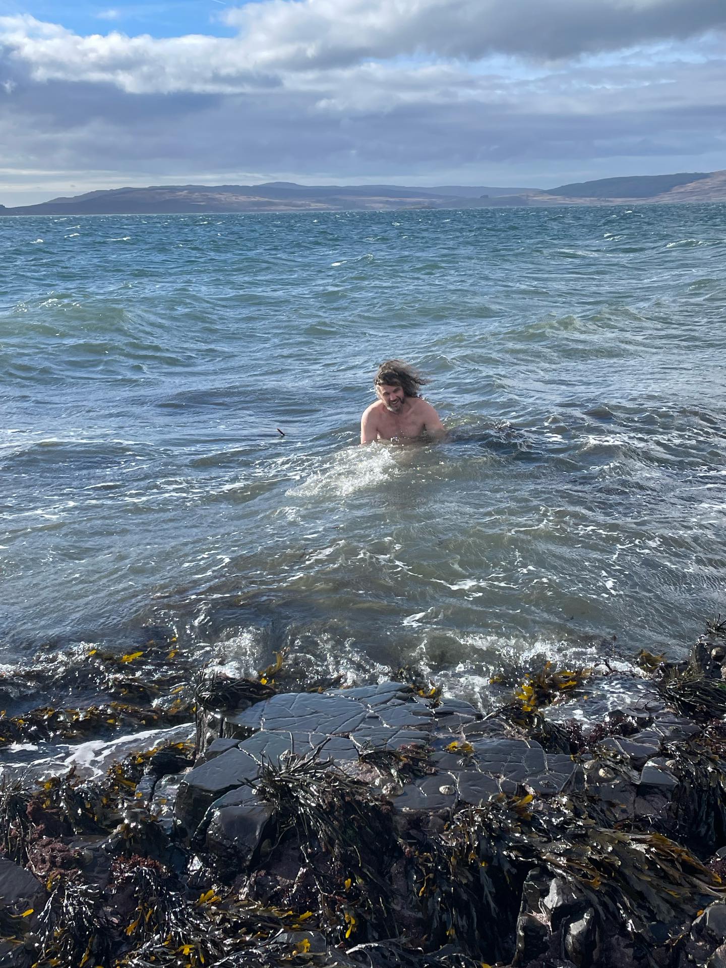 PALS! 🙌
It’s still wintery in the highlands with barely anything to east so we had to forage some frogspawn….actually attempting to salvage the poor things from a dried out puddle into a very wet ditch… I was lucky to be visited this weekend by the excellent human that is Michael @rural_courses on his grand tour of the northern foragers!
The starving desperation continued for some oarweed kelp that Michael braved the not exceptionally low tides and wind to throw himself in the Sound of Mull for. It was all worth it. Apparently.
Feeing very blessed to be part of the @association_of_foragers which has facilitated making many new friends who are just as strange as me.
.
.
.
.
.
.
#foraging #seaweedforaging #scotlandswildmedicine #forager #associationofforagers