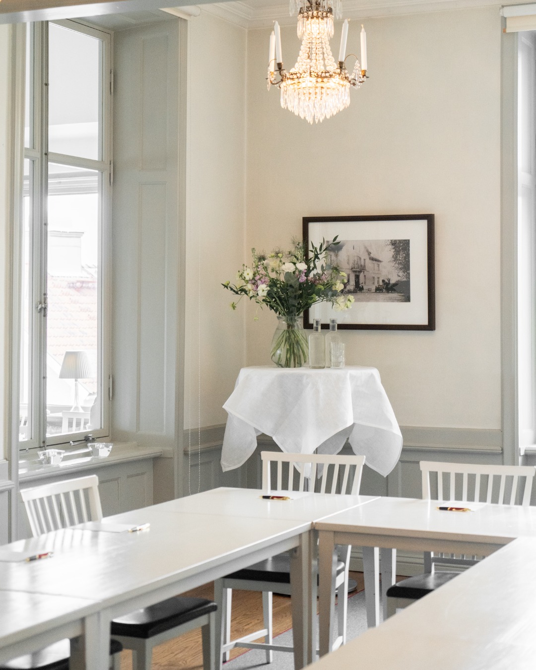 Våra konferensrum passar både det lilla mötet och den större gruppen 🤝
Vi har flera lokaler; allt från mindre mötesrum för upp till åtta personer till ljusa konferensrum för upp till cirka 50–60 deltagare. Oavsett lokal finns moderna hjälpmedel som projektor, Wi-Fi, whiteboard och pennor, samt förfriskningar som isvatten och frukt.
Här kan ni arbeta effektivt, ta pauser med energigivande utsikt över Mälaren och njuta av en pauspromenad i omgivningarna.
Oavsett om ni planerar en heldagskonferens, ett styrelsemöte eller workshop har vi en lokal som passar, och vi hjälper er hitta rätt. 💼
Välkomna att kontakta oss för att planera och anordna er konferens.
www.sigtunastadshotell.se/konferens