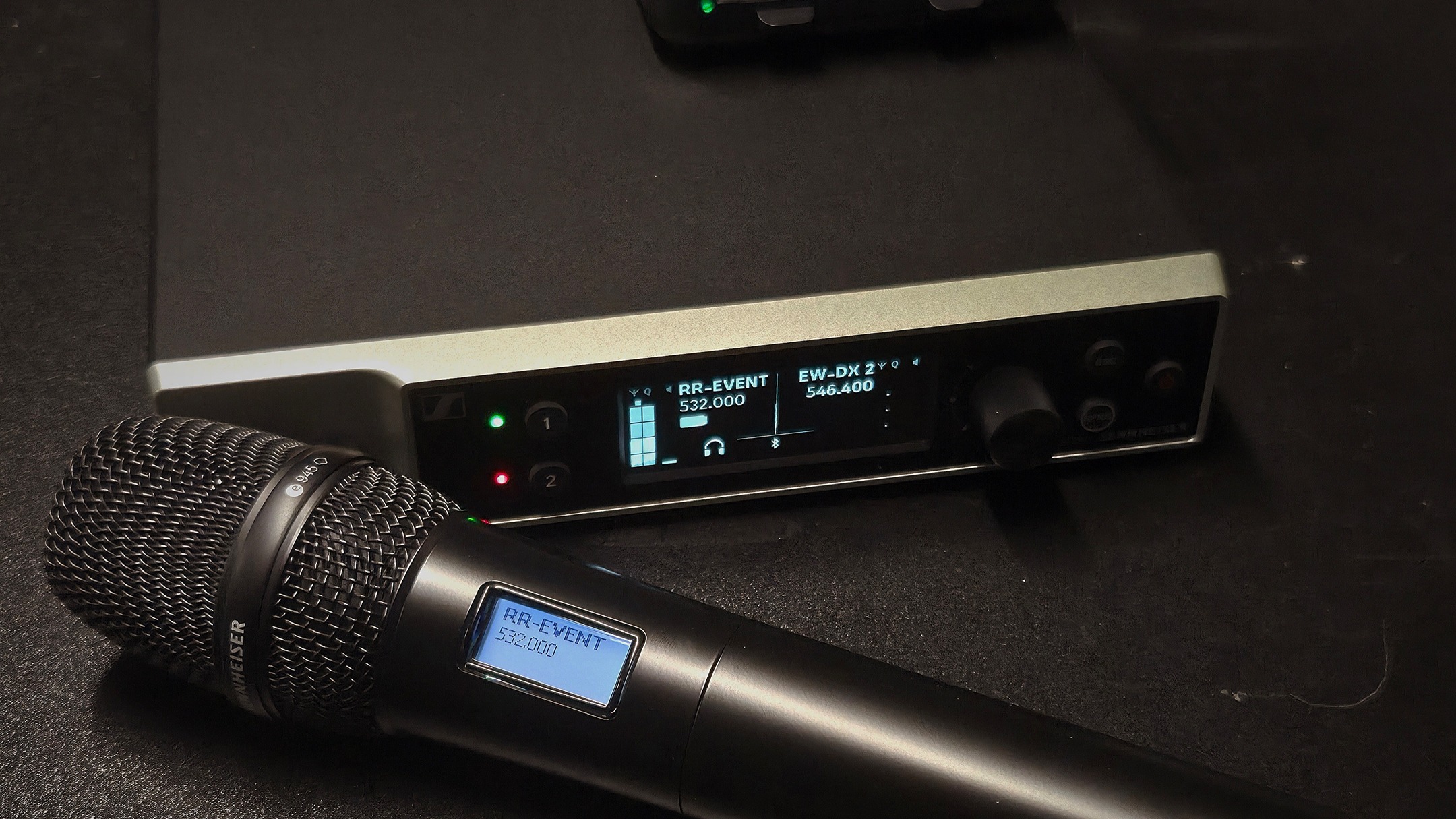 Neu Im Angebot:
Sennheiser EW DX 2 DANTE (R1-9)
Mit 2* SKM S Handsender
Auch erweiterbar mit EW-DX SK Taschensender
Das digitale Funksystem bietet sehr hohe Audioqualität, eine stabile Verbindung und eine sehr geringe Latenz, ideal für Sprache und Gesang bei professionellen Events.
Technische Daten:
– Digitales Funkmikrofon-System
– 2-kanaliger Empfänger (2 Funkstrecken gleichzeitig)
– Frequenzbereich R1-9: 520–607,8 MHz
– Ausgänge: 2× XLR (symmetrisch), 2× 6,3-mm Klinke, Dante
– Reichweite: bis ca. 100 m (freie Sicht)
– AES-256 Verschlüsselung möglich
– Handsender: Betrieb mit AA-Batterien oder Akku