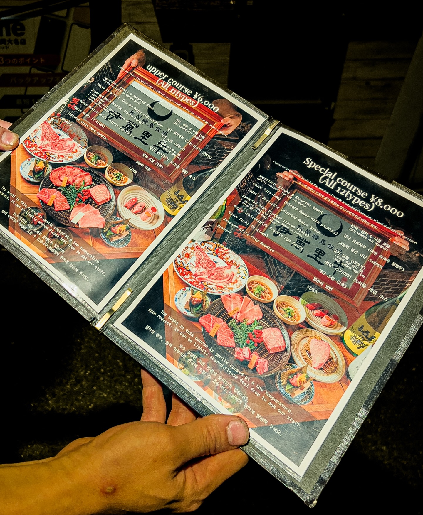 1月に撮影させてもらった
『炭と藁 焼肉 龍蛇( @yakiniku_ryuda.sw )』のコースメニューの写真がイカしたメニュー表に使われてました🥩
(1,2枚目)
で、龍蛇の姉妹店で1月にオープンした『肉立呑 いぬい酒店( @inui.saketen )の店先の看板にも美味そうな肉写真使ってもらうてます📸
(3,4枚目)
いぬい酒店は大名紺屋町通りから1本路地に入った龍蛇の入り口の目の前にあるんですけど
『焼肉屋がつくる、肉の立ち飲み』って事で
昼から肉刺しやら、炭火焼など超いいお肉が気軽に食べられるというありそうでなかった『肉』がメインの立ち飲み屋さん🙆🏽♂️
一人焼肉は抵抗あるけど、立ち飲みなら気軽に入れるのでいつも1人で昼間っから飲み歩いてるジュンちゃんにはピッタリなので通わせてもらってます🙆🏽♂️
オーナーのダイキ君( @daiki.ohyorokobiiim )も手が空いてたので久しぶりに乾杯も出来てゆっくり話せました🕺🏽
(8枚目)
ダイキ君はホントに愛すべき男で
龍蛇は毎日大忙しなのに、いぬい酒店に飲みに行くといつも顔出しに来てくれるし『メニューで写真使いました!いい感じのです!』ってわざわざメニュー持って言いに来てくれるし本当にナイスガイです🙆🏽♂️
龍蛇もいぬい酒店もめちゃくちゃいいお店なんでぜひ行ってみて〜🔥
ジュンちゃんの知り合いだと言ってもらえれば素敵な笑顔を振りまいてくれる思います笑
【店舗情報】
炭と藁 焼肉 龍蛇(りゅうだ)
@yakiniku_ryuda.sw
📍福岡市中央区大名1-3-53-2F
℡/090-5744-8355
⏰16:00〜24:00(L.O23:00)
肉立呑 いぬい酒店
@inui.saketen
📍福岡市中央区大名1丁目3-52
⏰平日 15:00〜24:00 (最終入店23:00
⏰土日祝13:00〜24:00(最終入店23:00
#福岡焼肉 #福岡立ち飲み #大名グルメ #wagyu #映像クリエイター