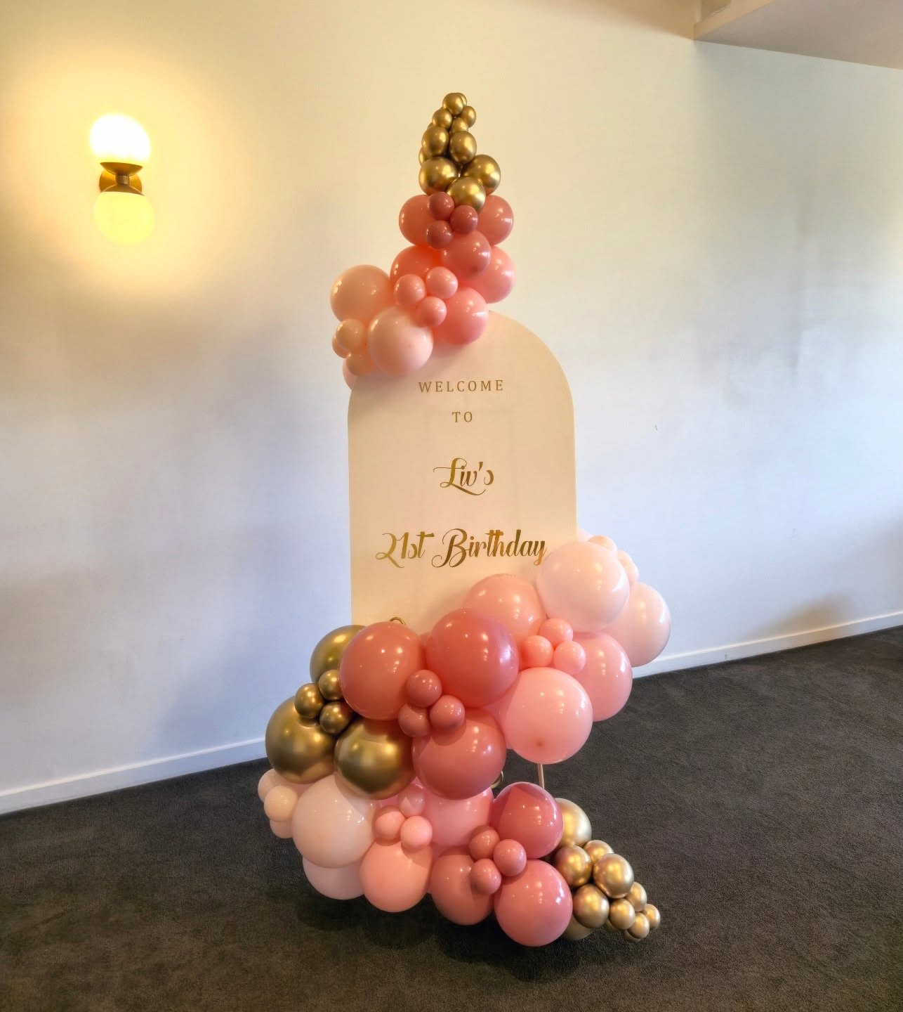 Welcome to Liv's 21st Birthday ❤️🩷
Greet your guests with a fancy sign and let them know where the party is! 🥳
#easelsign #ballooneasel #easelballoons #21stbirthday