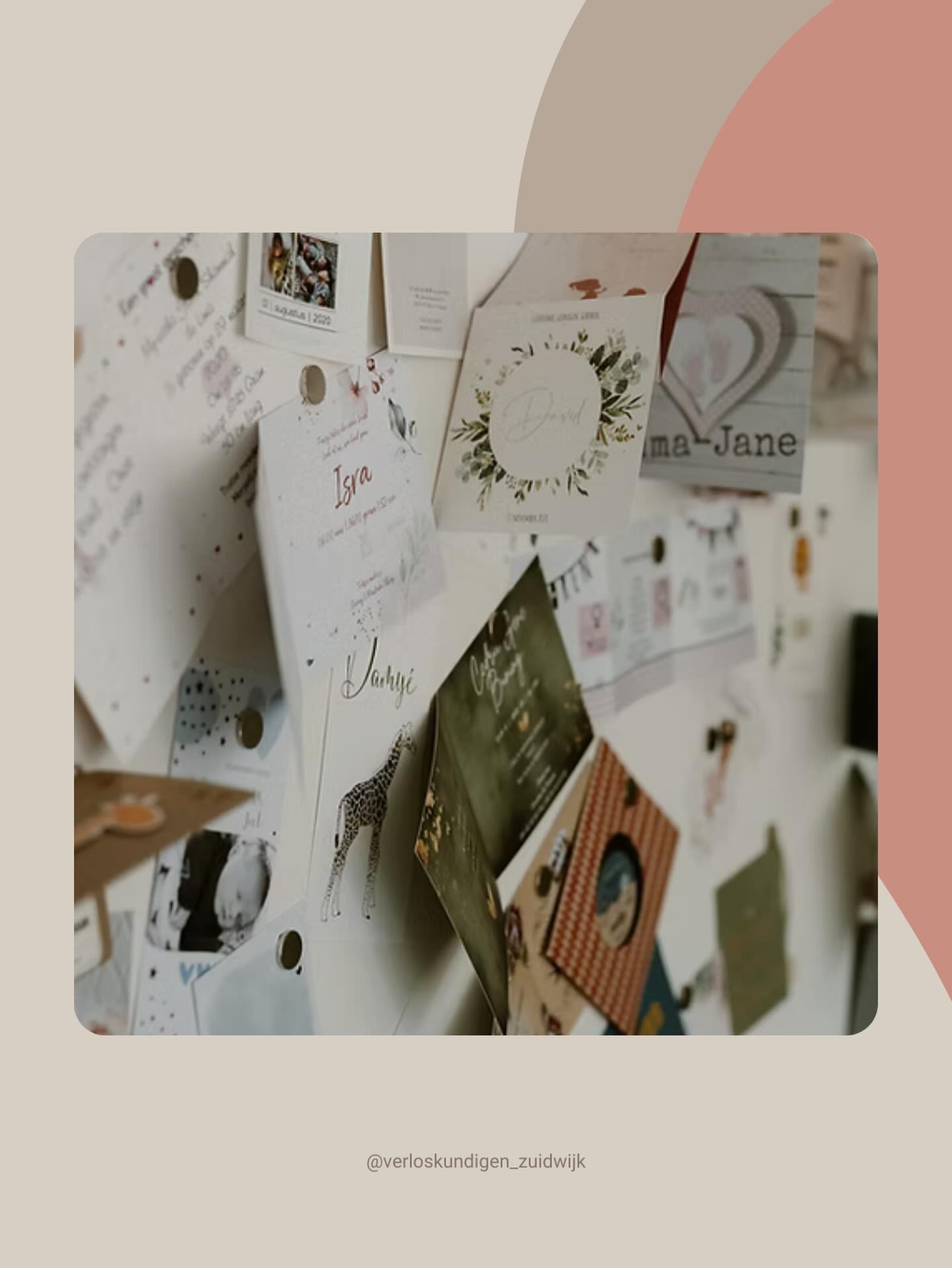 Vandaag is het Internationale Vrouwendag. ✨
Deze muur vol geboortekaartjes vertelt het verhaal van veel bijzondere momenten. Achter elk kaartje staat een vrouw die haar kindje op de wereld heeft gezet. Met of zonder pijnstilling, thuis of in het ziekenhuis, met of zonder keizersnede. Elke bevalling is anders, maar elke vrouw laat daarin een enorme kracht zien. Vandaag staan we onder andere stil bij al deze vrouwen. Bij hun moed, hun doorzettingsvermogen en de liefde waarmee zij hun kindje verwelkomen.
Tegelijk denken we vandaag ook aan vrouwen bij wie de weg naar een kindje niet vanzelf gaat. Aan vrouwen met een kinderwens die nog vervuld mag worden en aan ouders van sterrenkindjes. Jullie verhalen horen er net zo goed bij. 🤍
Vandaag eren we alle vrouwen. In elke fase van hun verhaal.
#internationalevrouwendag